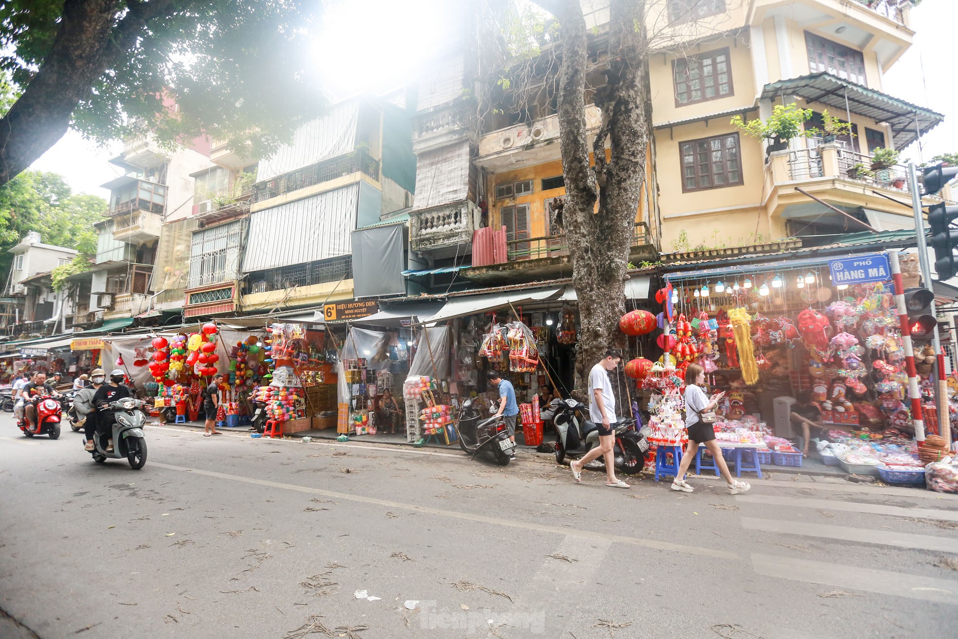 Bày la liệt 'nhà lầu, ô tô, hàng hiệu', phố vàng mã vẫn 'ế khách' sát ngày rằm tháng 7- Ảnh 1.