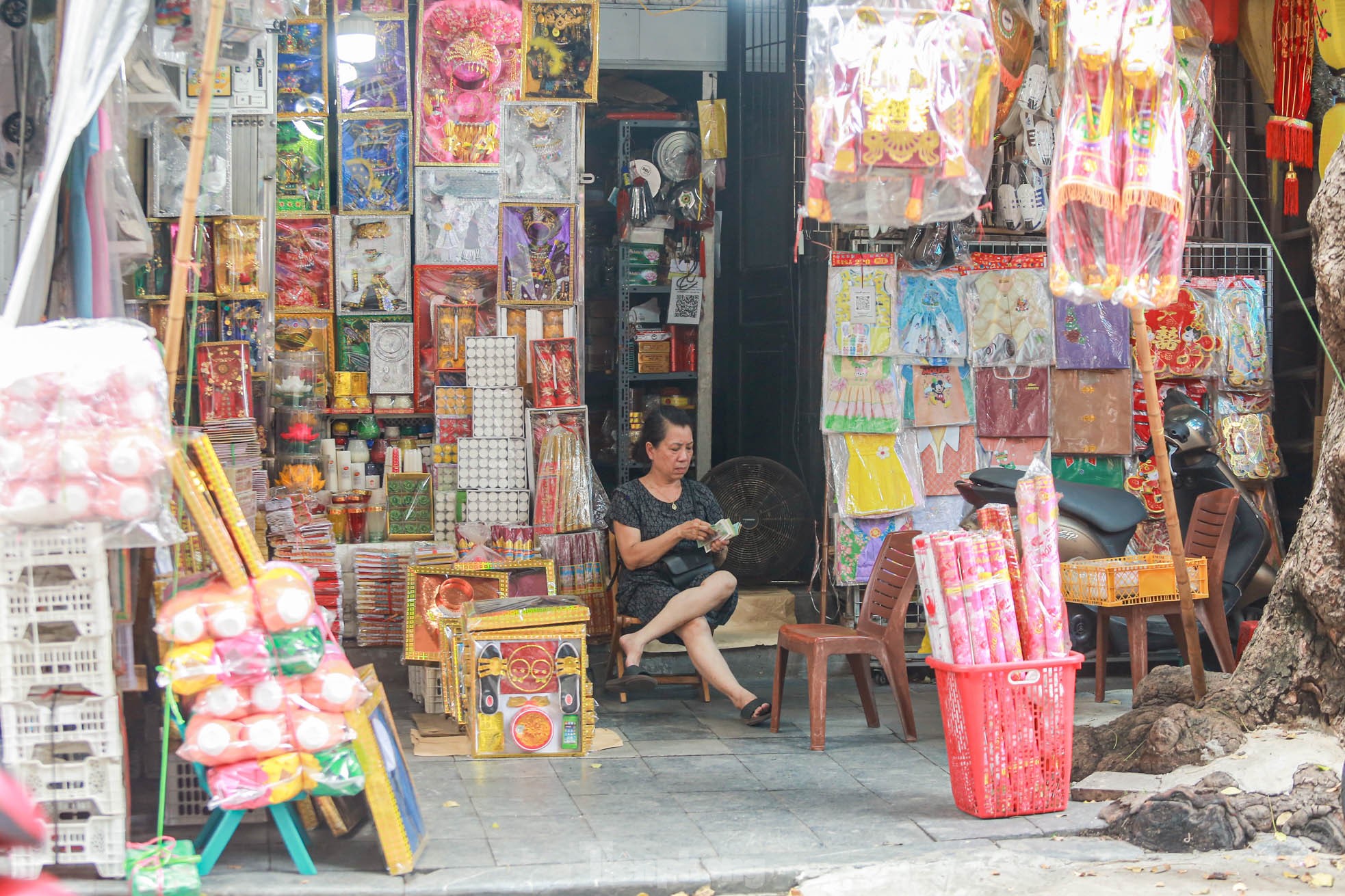 Bày la liệt 'nhà lầu, ô tô, hàng hiệu', phố vàng mã vẫn 'ế khách' sát ngày rằm tháng 7- Ảnh 21.