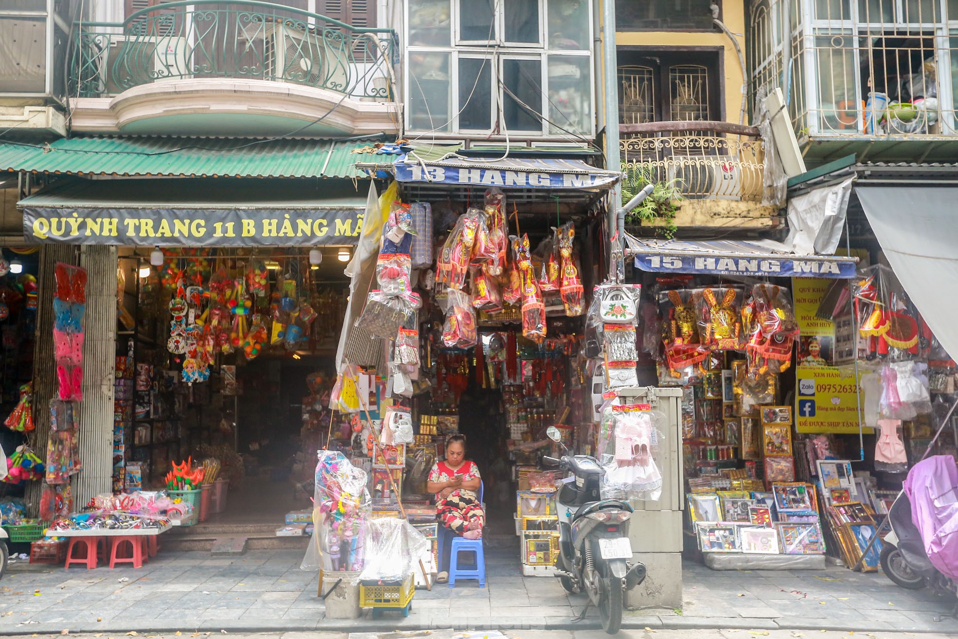 Bày la liệt 'nhà lầu, ô tô, hàng hiệu', phố vàng mã vẫn 'ế khách' sát ngày rằm tháng 7- Ảnh 2.