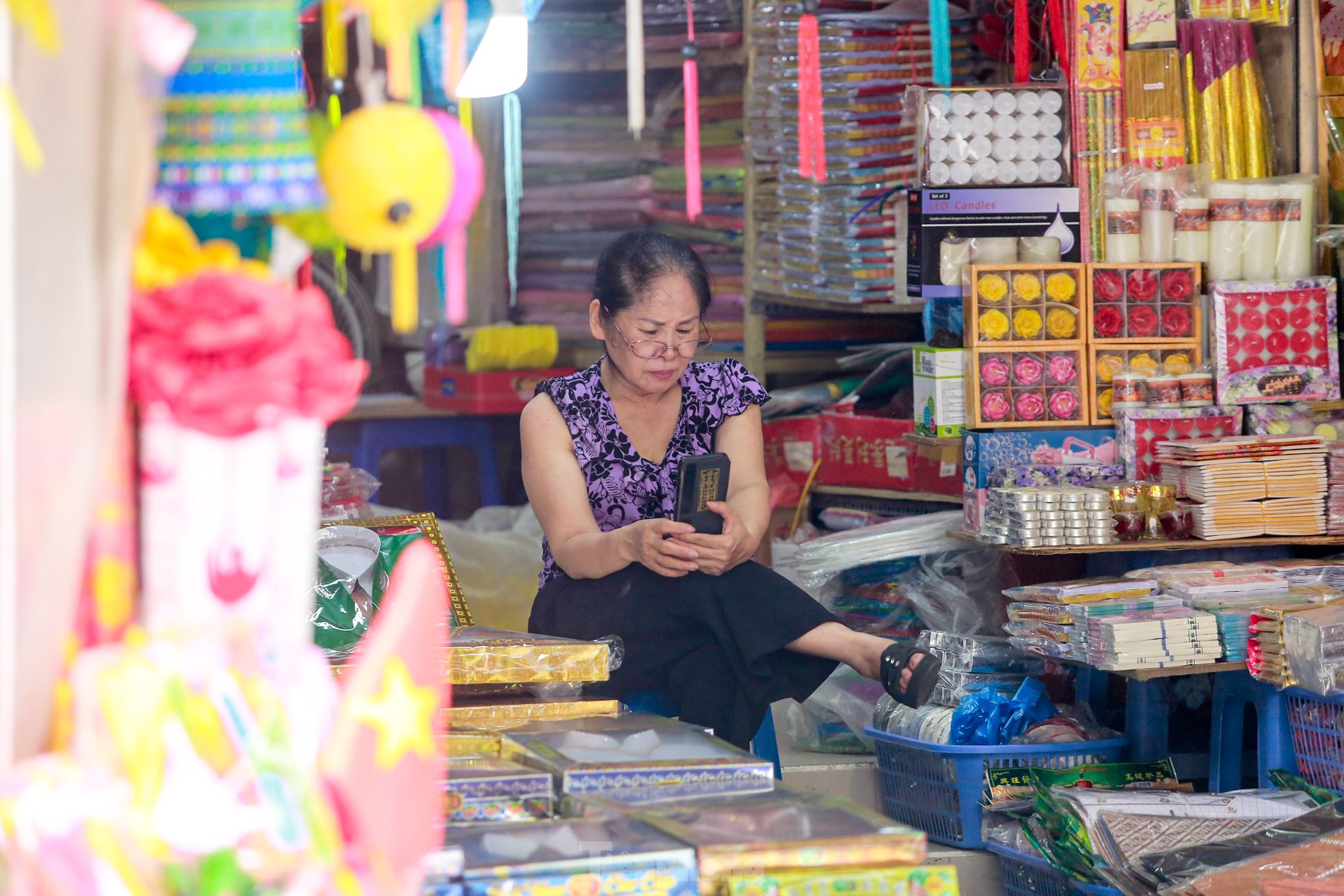 Bày la liệt 'nhà lầu, ô tô, hàng hiệu', phố vàng mã vẫn 'ế khách' sát ngày rằm tháng 7- Ảnh 5.