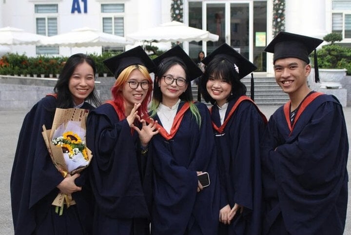 Cô giáo gen Z tóc xanh từng là thủ khoa kép trường Đại học Hà Nội- Ảnh 3.