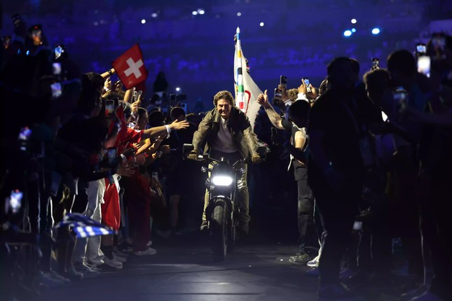 Tom Cruise đu dây ngoạn mục không khác gì phim xuống lễ bế mạc Olympic Paris- Ảnh 2.