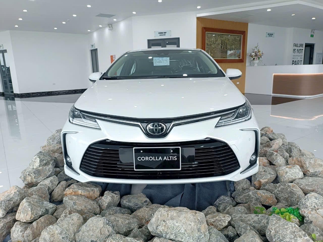 Toyota Corolla Altis giảm tới 80 triệu tại đại lý: Sản xuất 2023, bản giữa thấp hơn Civic tiêu chuẩn- Ảnh 2.