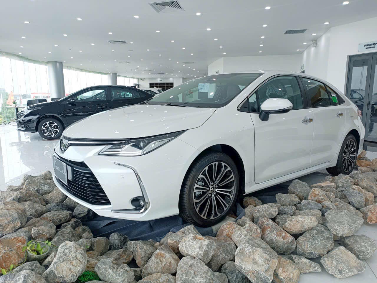 Toyota Corolla Altis giảm tới 80 triệu tại đại lý: Sản xuất 2023, bản giữa thấp hơn Civic tiêu chuẩn- Ảnh 1.