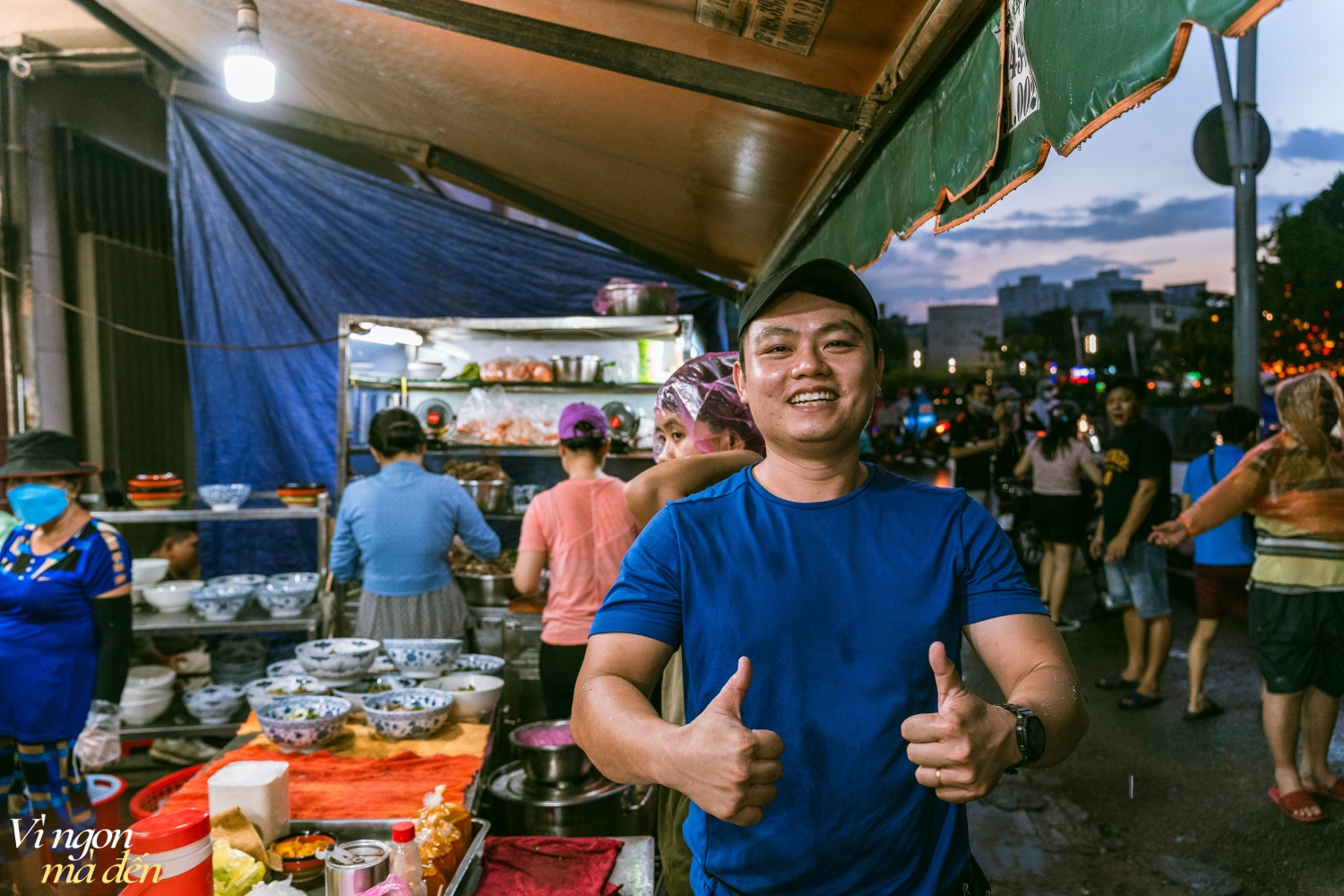 Nhân viên ngân hàng bỏ việc đi bán bún bò, tiệm lúc nào cũng kín bàn, bán vài tiếng là hết veo: 