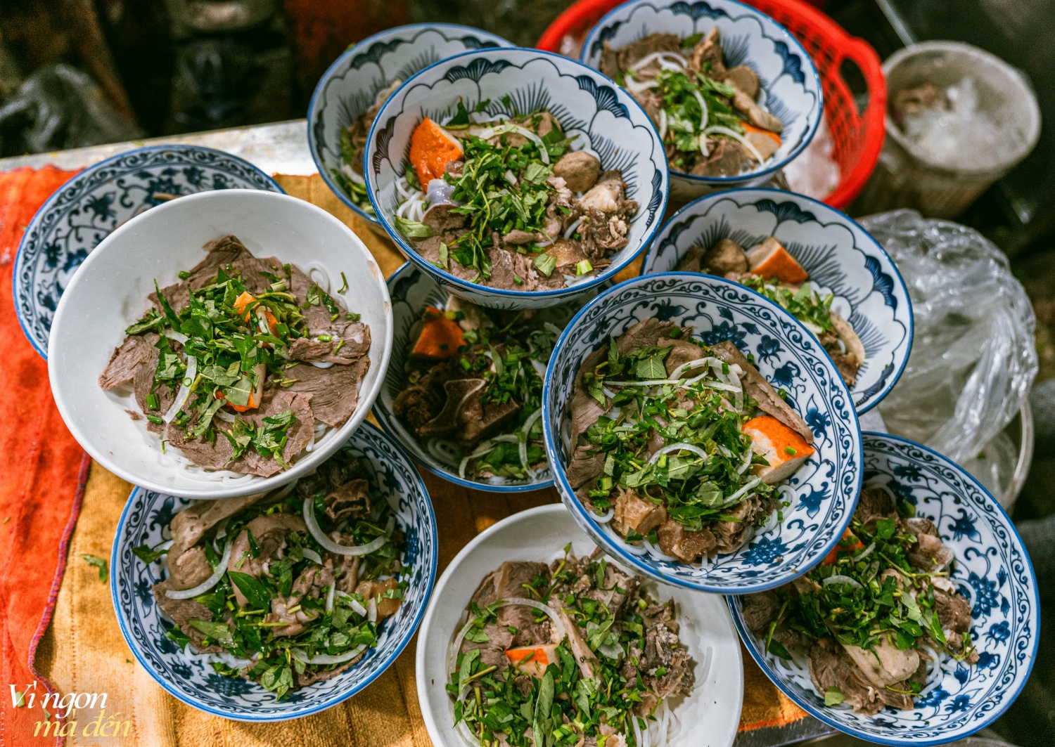 Nhân viên ngân hàng bỏ việc đi bán bún bò, tiệm lúc nào cũng kín bàn, bán vài tiếng là hết veo: 