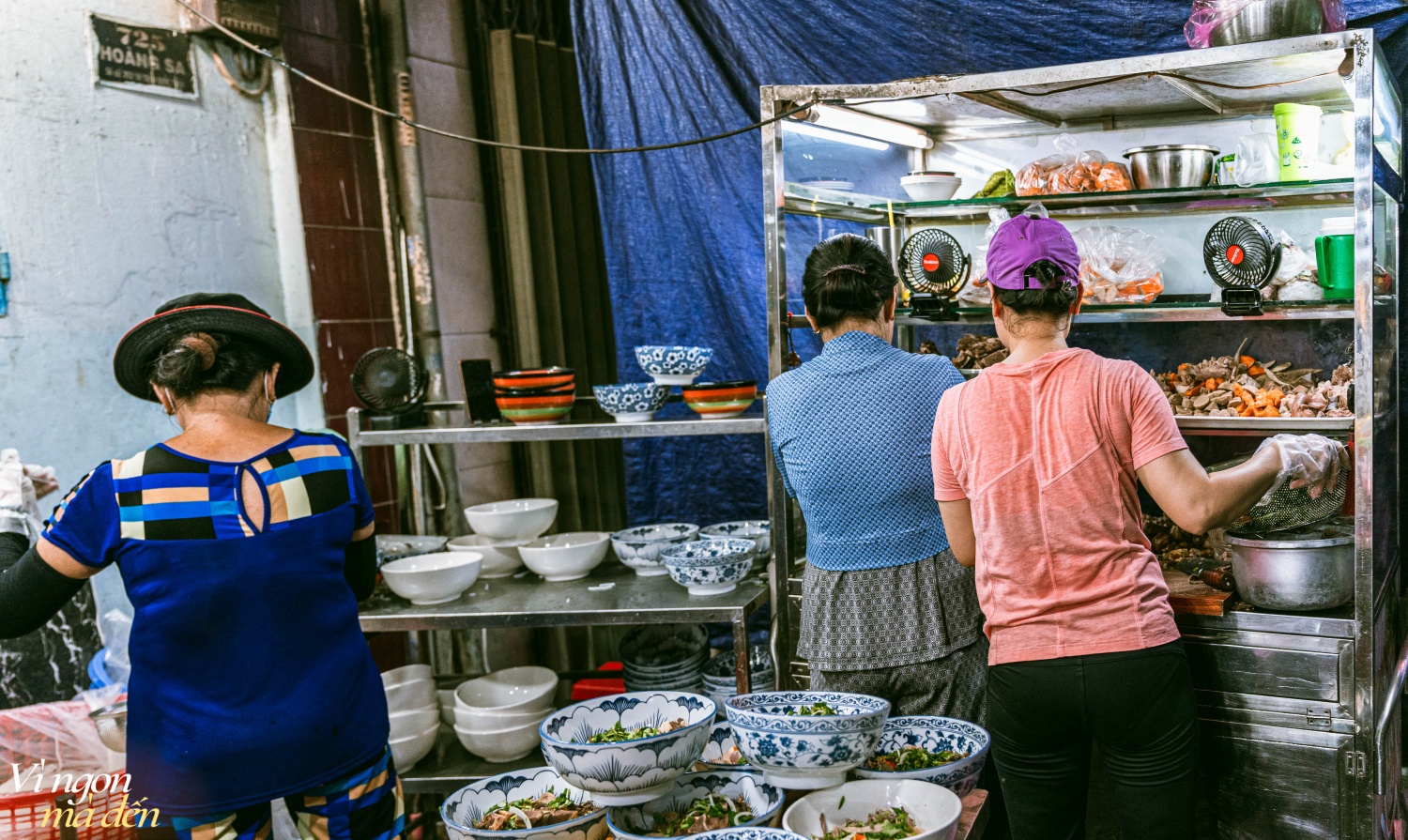 Nhân viên ngân hàng bỏ việc đi bán bún bò, tiệm lúc nào cũng kín bàn, bán vài tiếng là hết veo: 