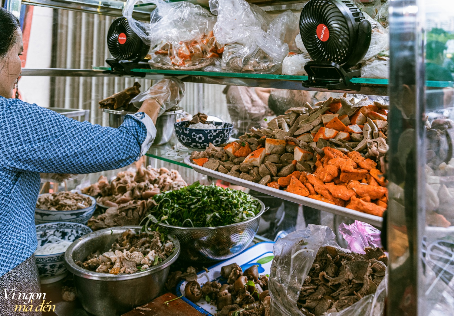 Nhân viên ngân hàng bỏ việc đi bán bún bò, tiệm lúc nào cũng kín bàn, bán vài tiếng là hết veo: 