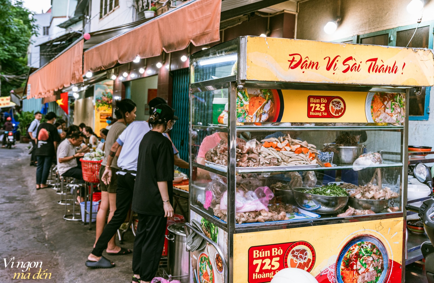 Nhân viên ngân hàng bỏ việc đi bán bún bò, tiệm lúc nào cũng kín bàn, bán vài tiếng là hết veo: 