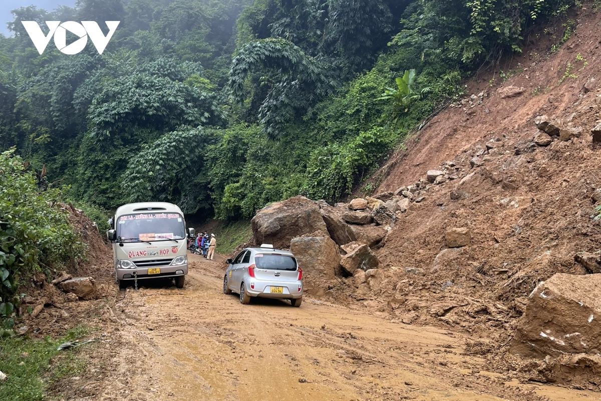 Mưa kéo dài ở Sơn La, nhiều tuyến đường bị sạt lở gây ách tắc giao thông- Ảnh 10.