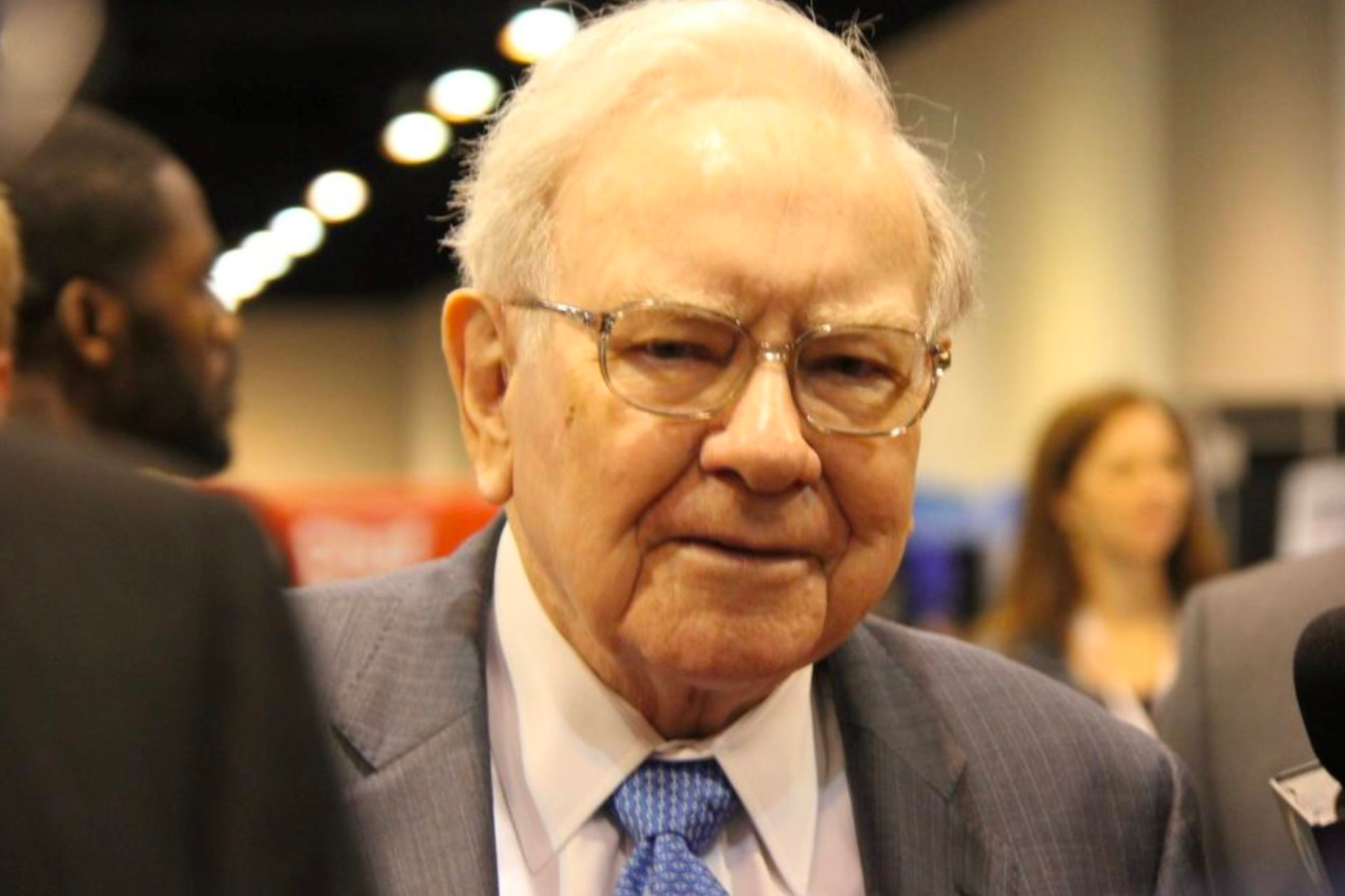 Chi hơn 9 tỷ USD trong 1 năm để mua cổ phiếu được yêu thích nhất nhưng Warren Buffett đột ngột 'mất hứng': Huyền thoại đầu tư đang 'toan tính' gì?- Ảnh 1.