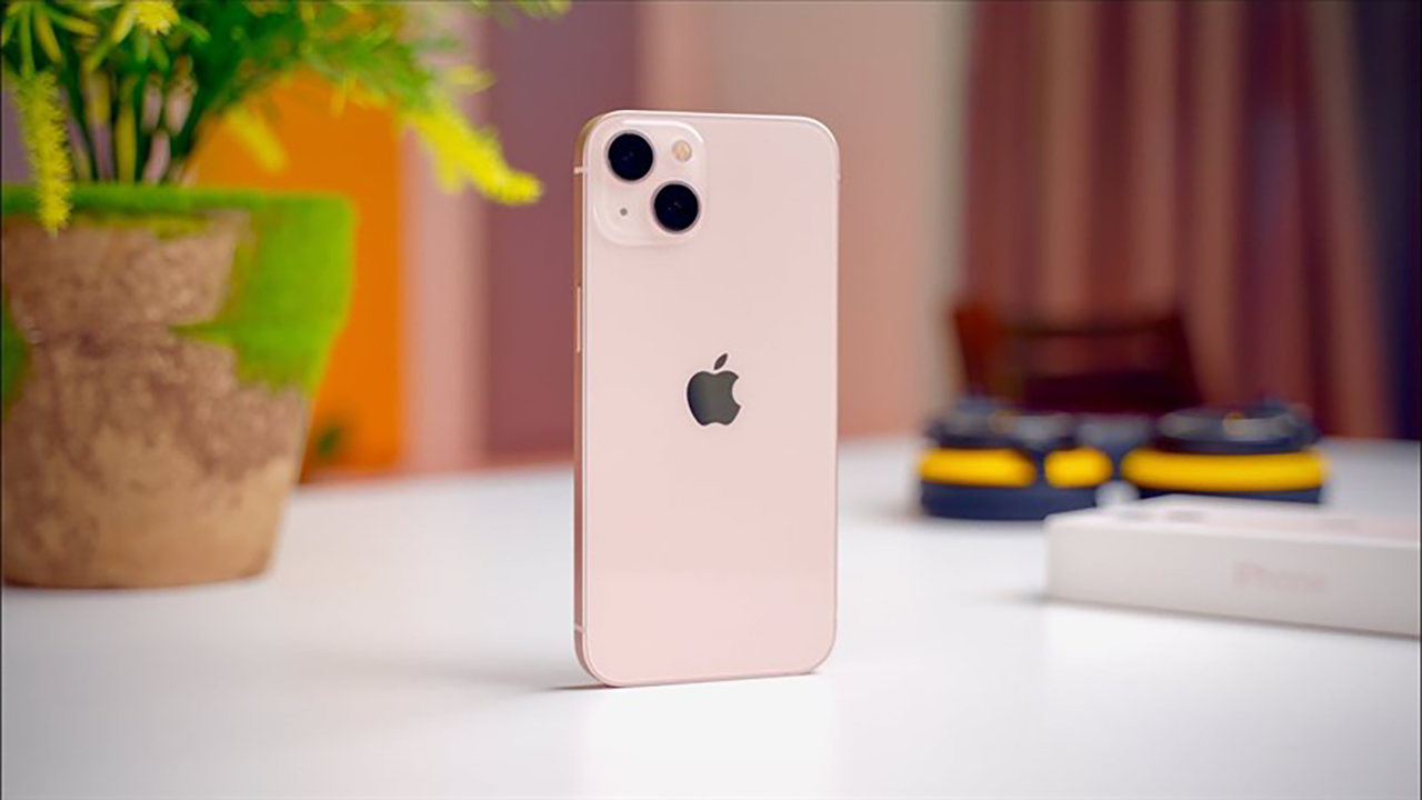 iPhone nhỏ gọn nhưng mạnh ngang 13 Pro Max giảm giá lớn tháng 8, hàng “siêu lướt” chỉ còn 7 triệu đồng- Ảnh 1.