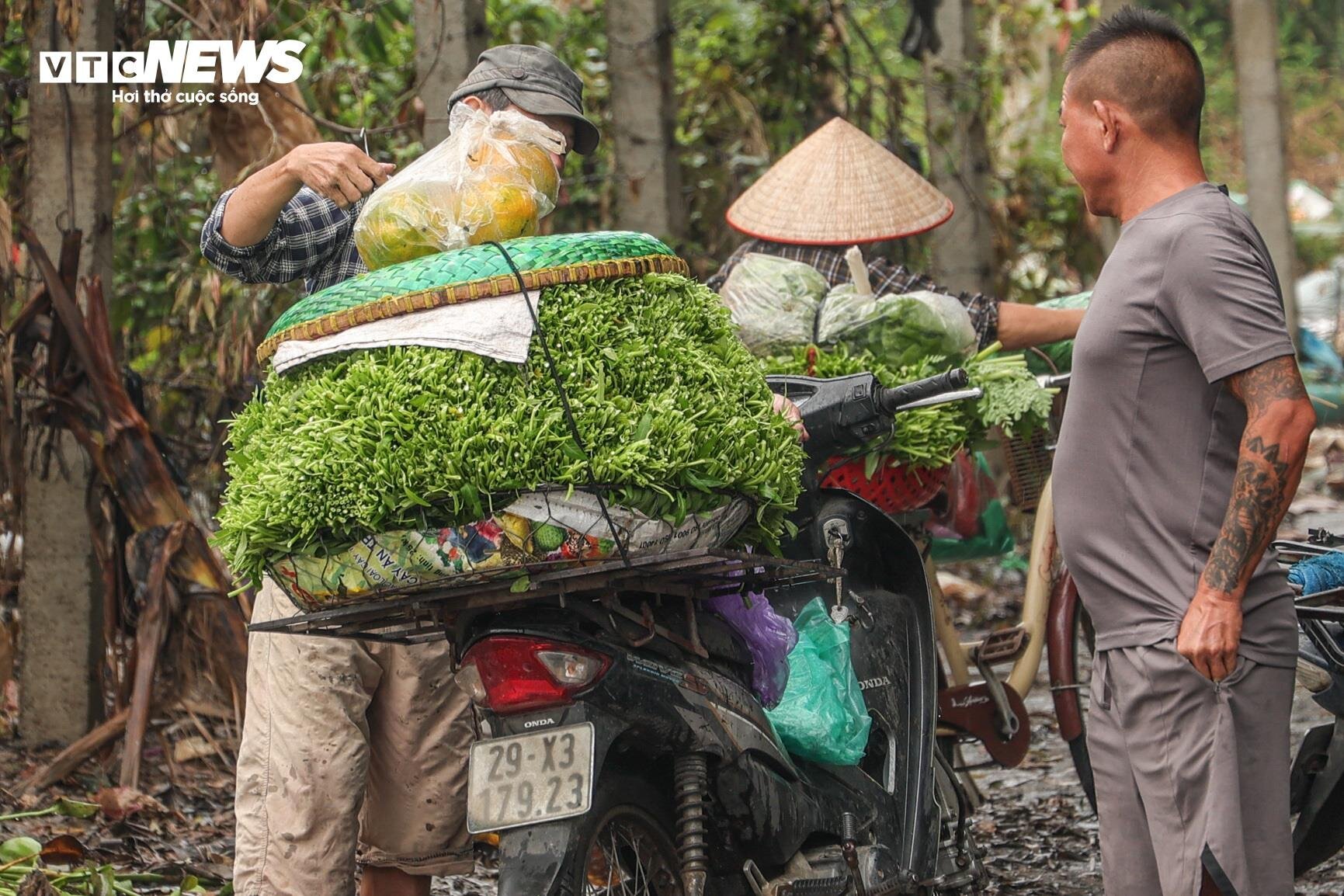 Nước lũ dâng cao, nông dân bãi giữa sông Hồng chèo thuyền mang nông sản đi bán- Ảnh 7.