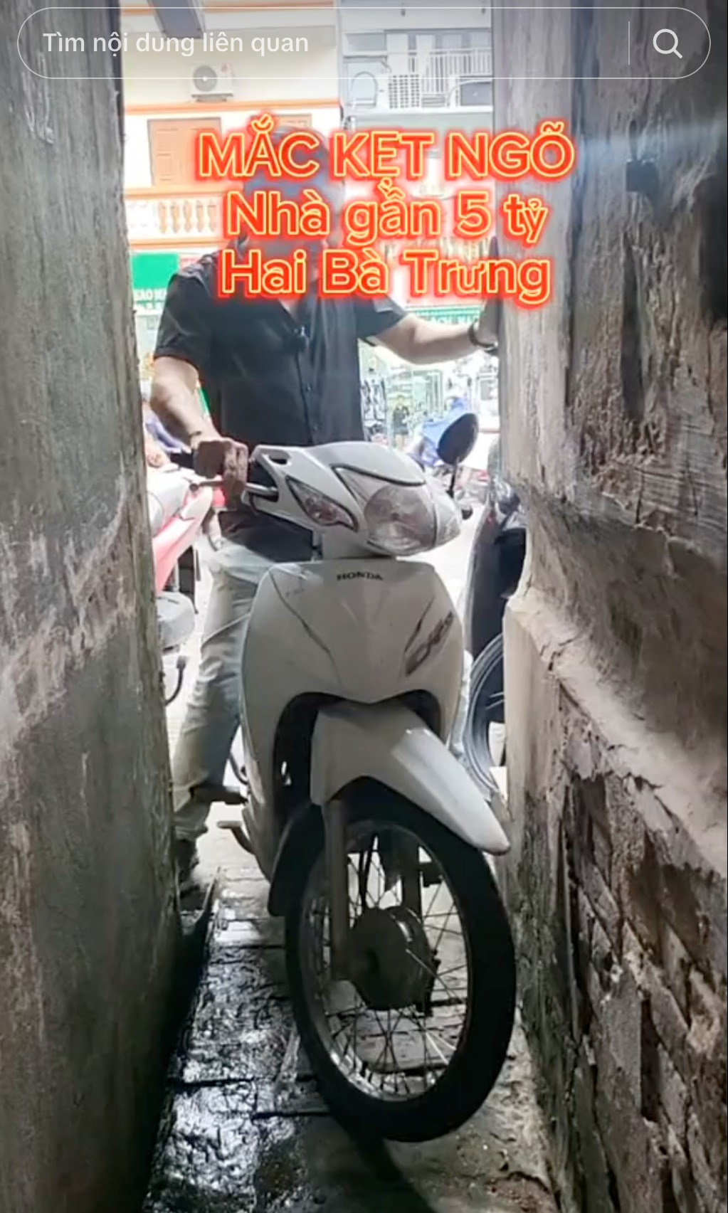 Nhà trong ngõ siêu hẹp giá 5 tỷ đồng ở Hà Nội, người dân phải khoét tường để xe máy ra vào- Ảnh 9.