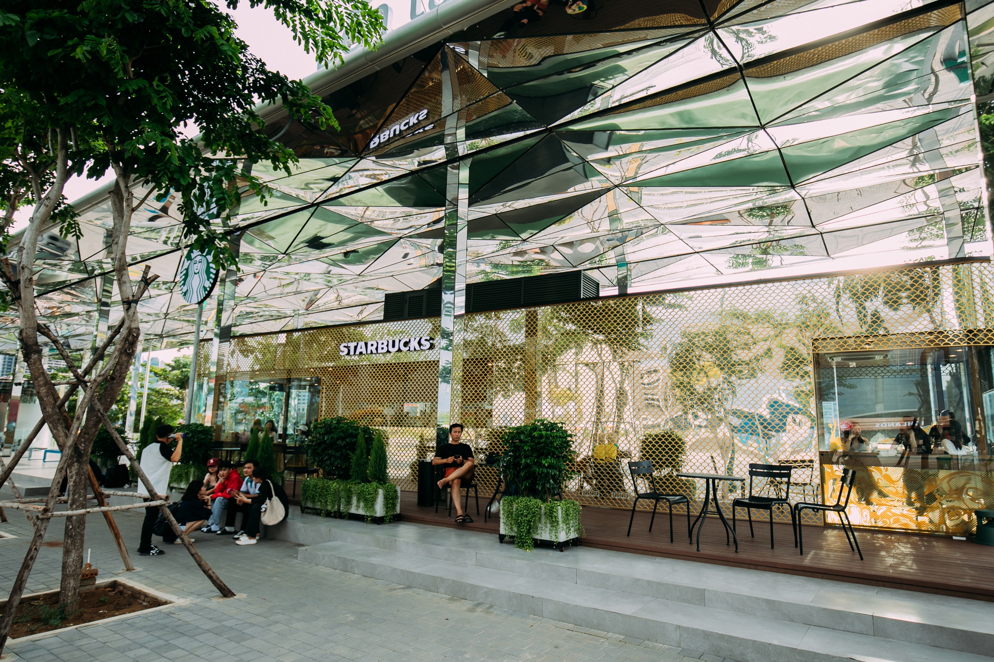 Starbucks chính thức mở cửa hàng có view đẹp nhất Sài Gòn, ngắm trọn thành phố với 100k thì giới trẻ cũng chịu khó check-in rần rần- Ảnh 11.