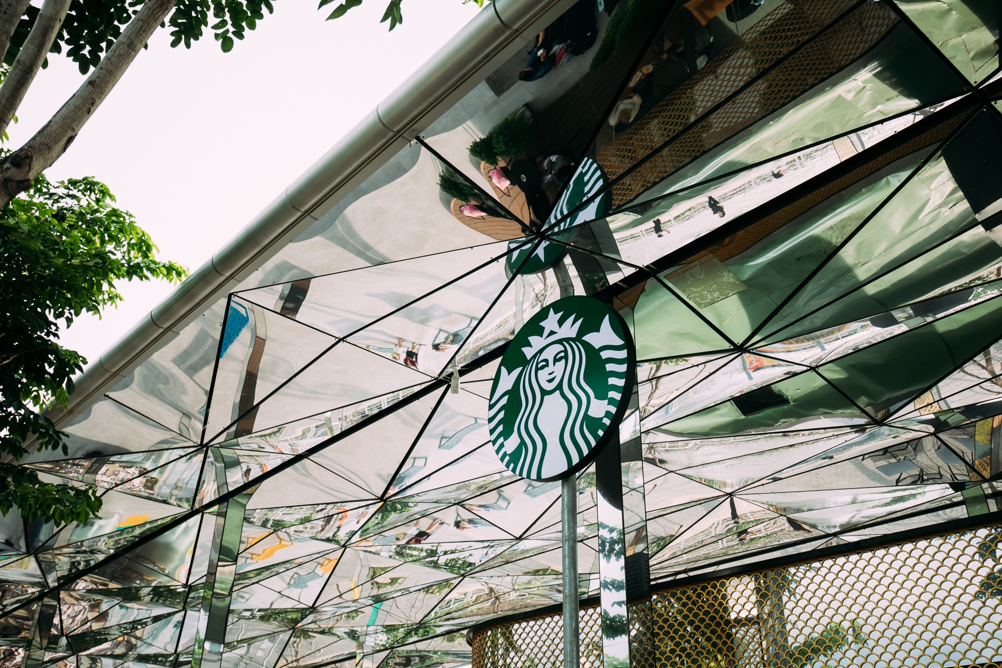 Starbucks chính thức mở cửa hàng có view đẹp nhất Sài Gòn, ngắm trọn thành phố với 100k thì giới trẻ cũng chịu khó check-in rần rần- Ảnh 5.