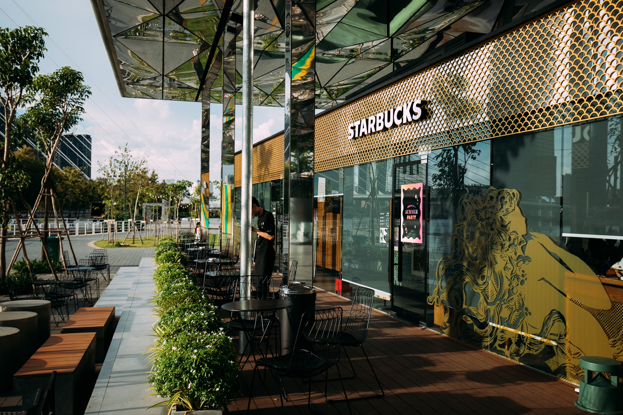 Starbucks chính thức mở cửa hàng có view đẹp nhất Sài Gòn, ngắm trọn thành phố với 100k thì giới trẻ cũng chịu khó check-in rần rần- Ảnh 3.