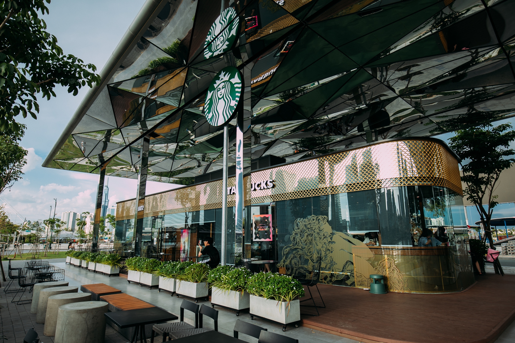 Starbucks chính thức mở cửa hàng có view đẹp nhất Sài Gòn, ngắm trọn thành phố với 100k thì giới trẻ cũng chịu khó check-in rần rần- Ảnh 4.