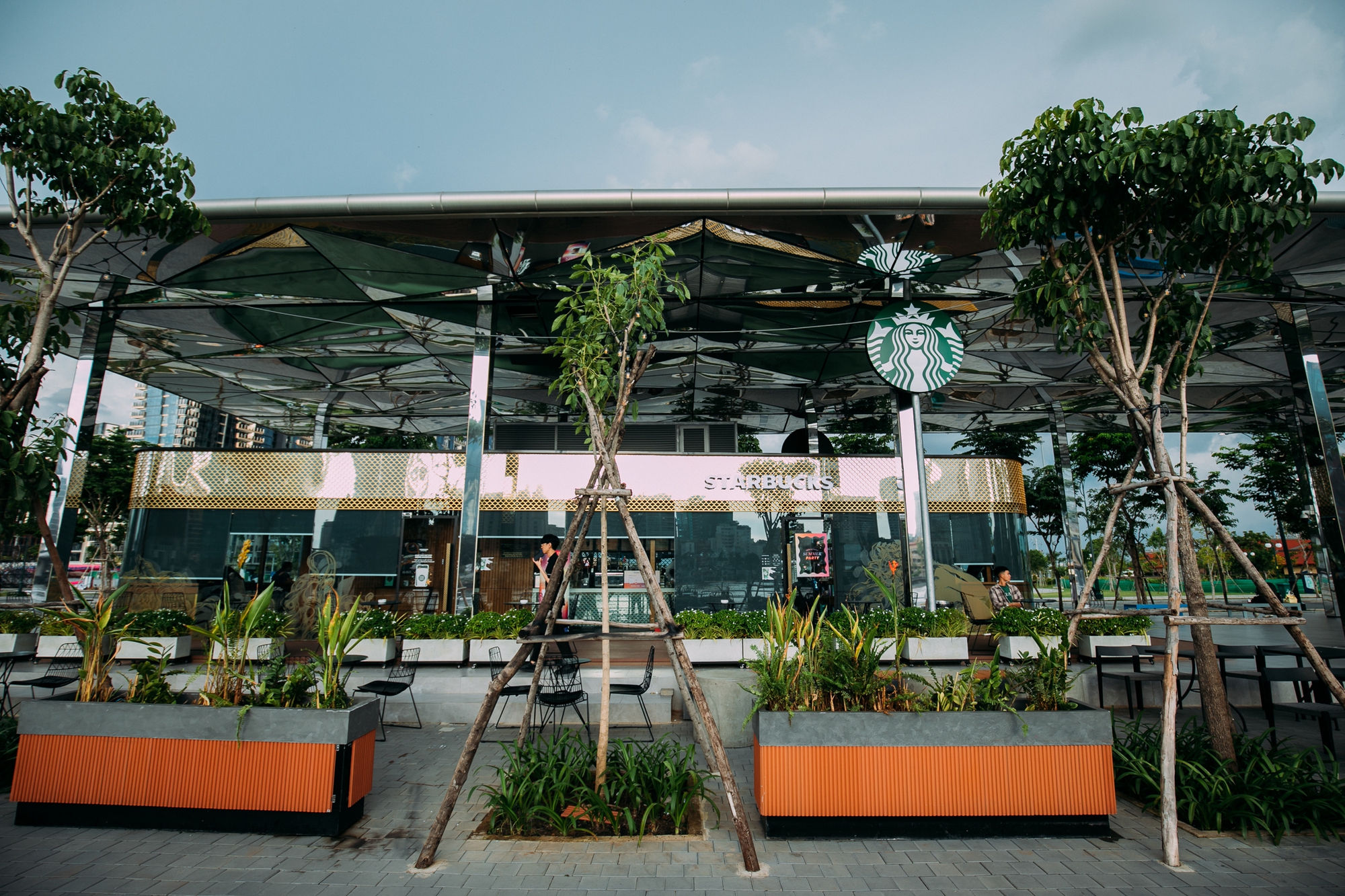 Starbucks chính thức mở cửa hàng có view đẹp nhất Sài Gòn, ngắm trọn thành phố với 100k thì giới trẻ cũng chịu khó check-in rần rần- Ảnh 1.