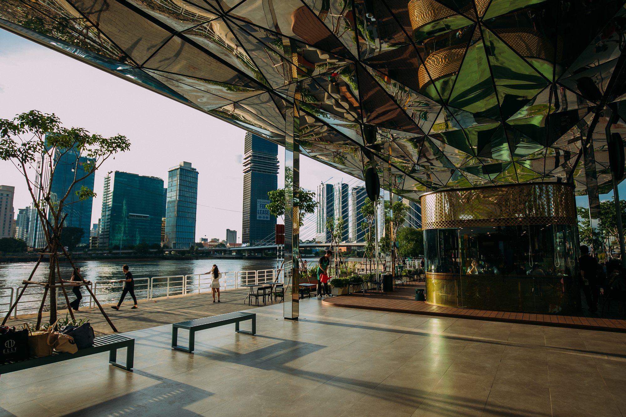 Starbucks chính thức mở cửa hàng có view đẹp nhất Sài Gòn, ngắm trọn thành phố với 100k thì giới trẻ cũng chịu khó check-in rần rần- Ảnh 7.