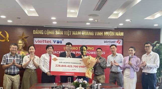 Mua Vietlott cầu may, nam thanh niên trúng gần 229 tỷ đồng- Ảnh 1.