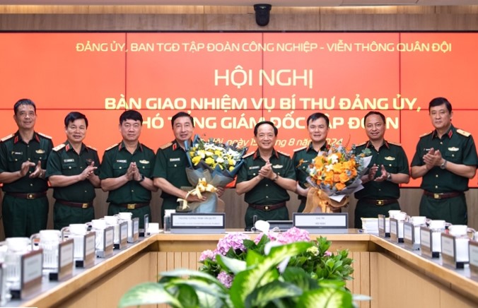 Bàn giao nhiệm vụ Bí thư Đảng ủy, Phó Tổng Giám đốc Tập đoàn Công nghiệp - Viễn thông Quân đội- Ảnh 3.