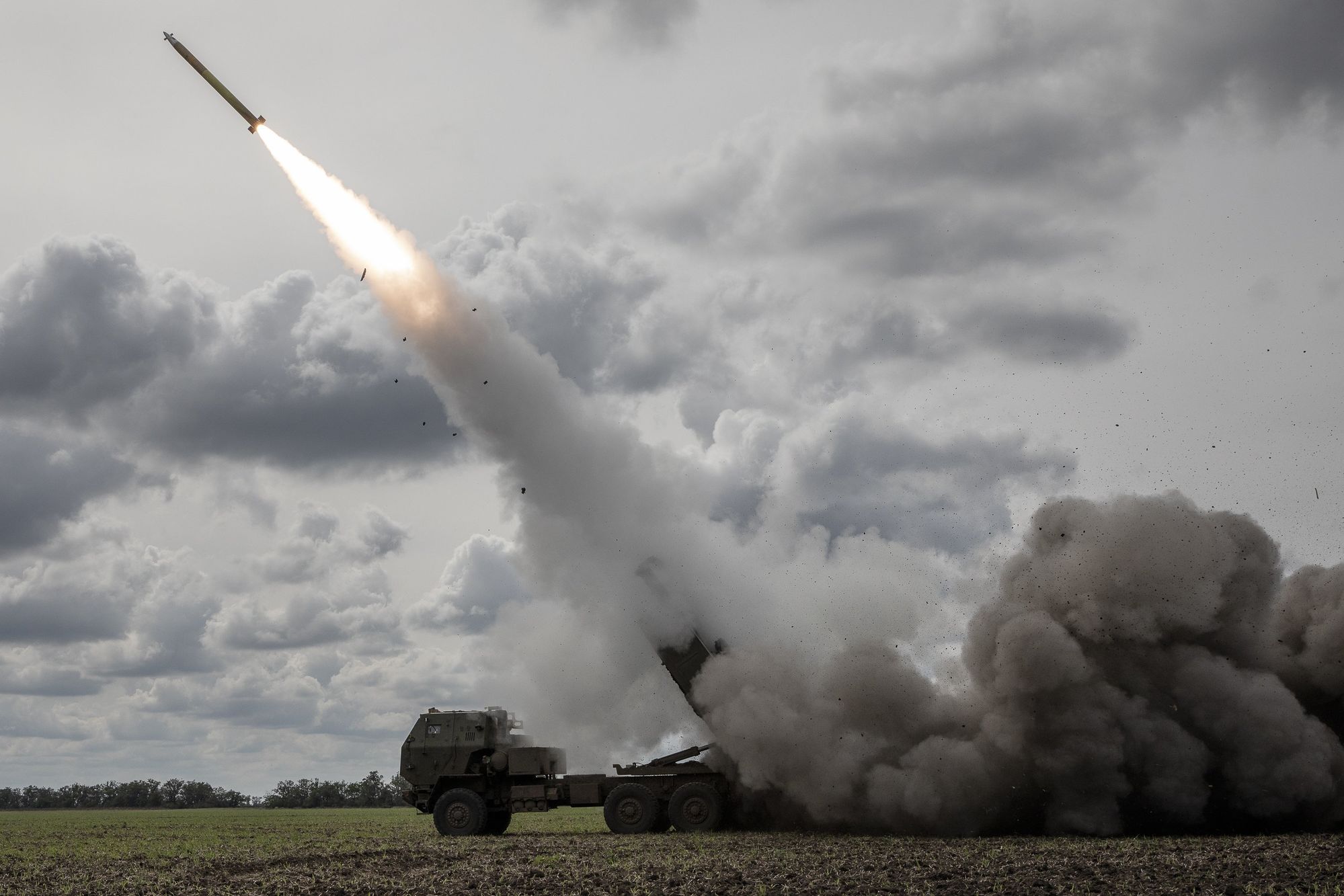 Ukraine nã tên lửa HIMARS ám sát Thượng tướng Nga - Moscow trút bão lửa, Kherson nổ liên hoàn- Ảnh 2.