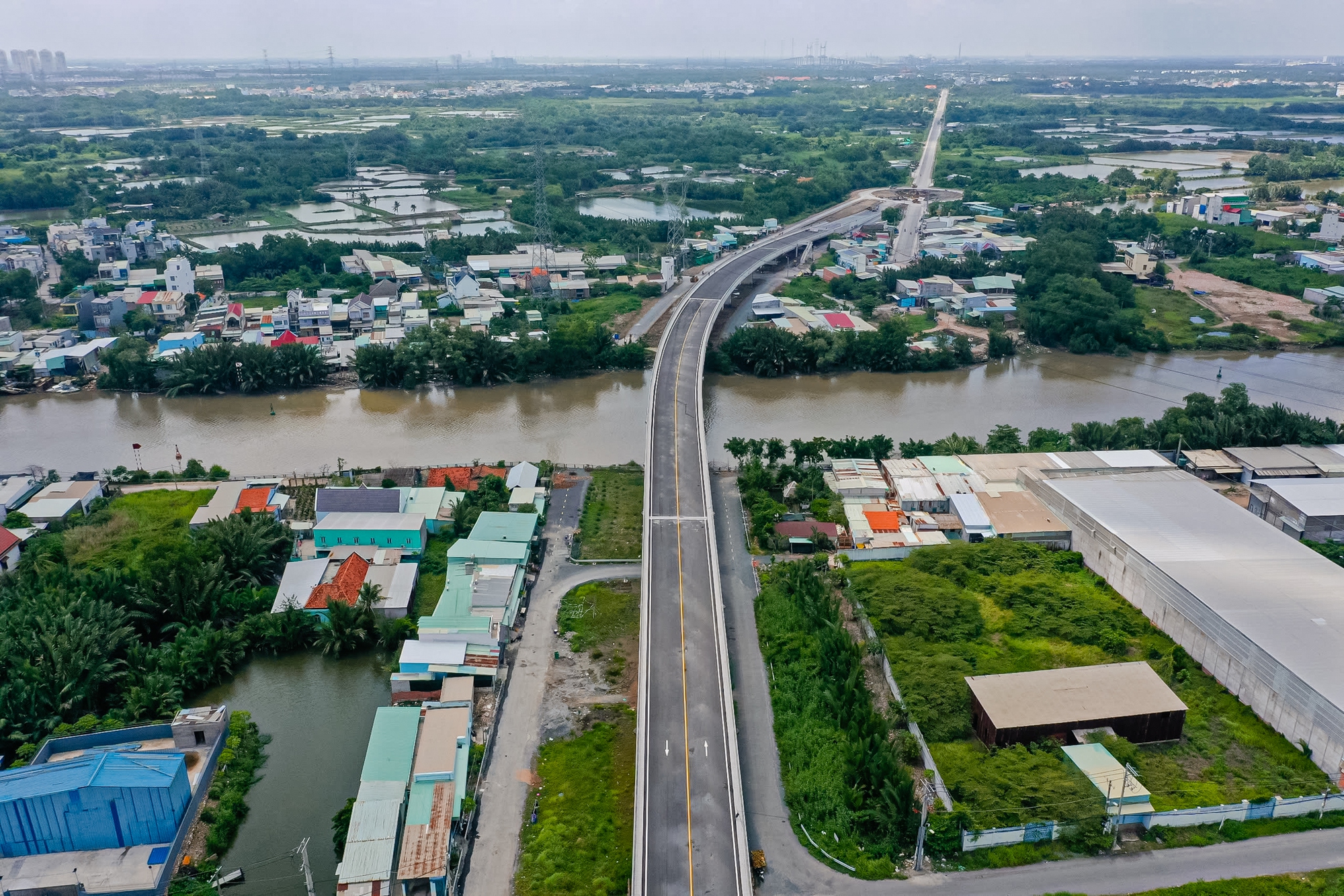 Ảnh: Toàn cảnh cây cầu 500 tỷ rút ngắn quãng đường 10km chỉ còn 500 mét tại TP.HCM- Ảnh 3.