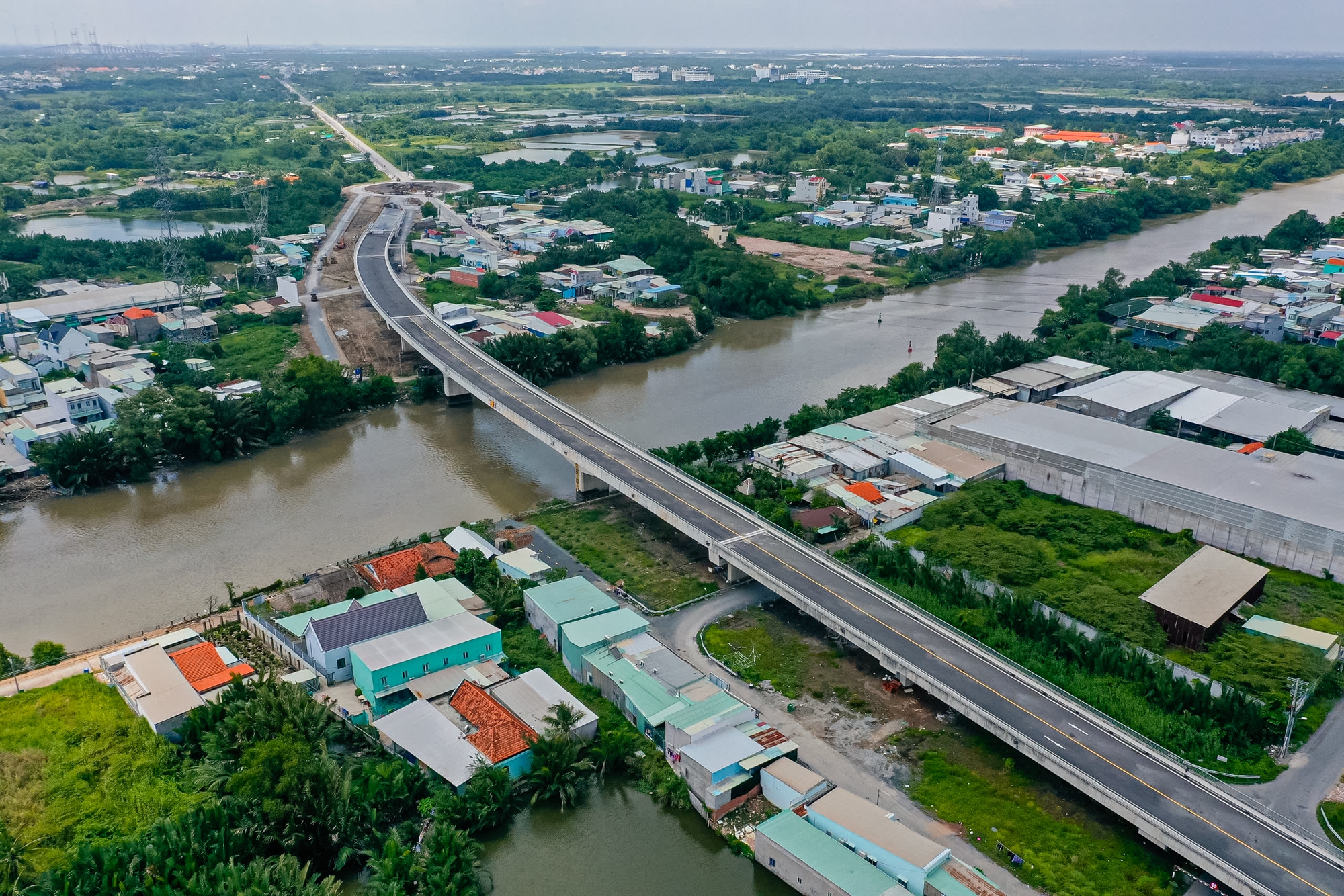 Ảnh: Toàn cảnh cây cầu 500 tỷ rút ngắn quãng đường 10km chỉ còn 500 mét tại TP.HCM- Ảnh 1.