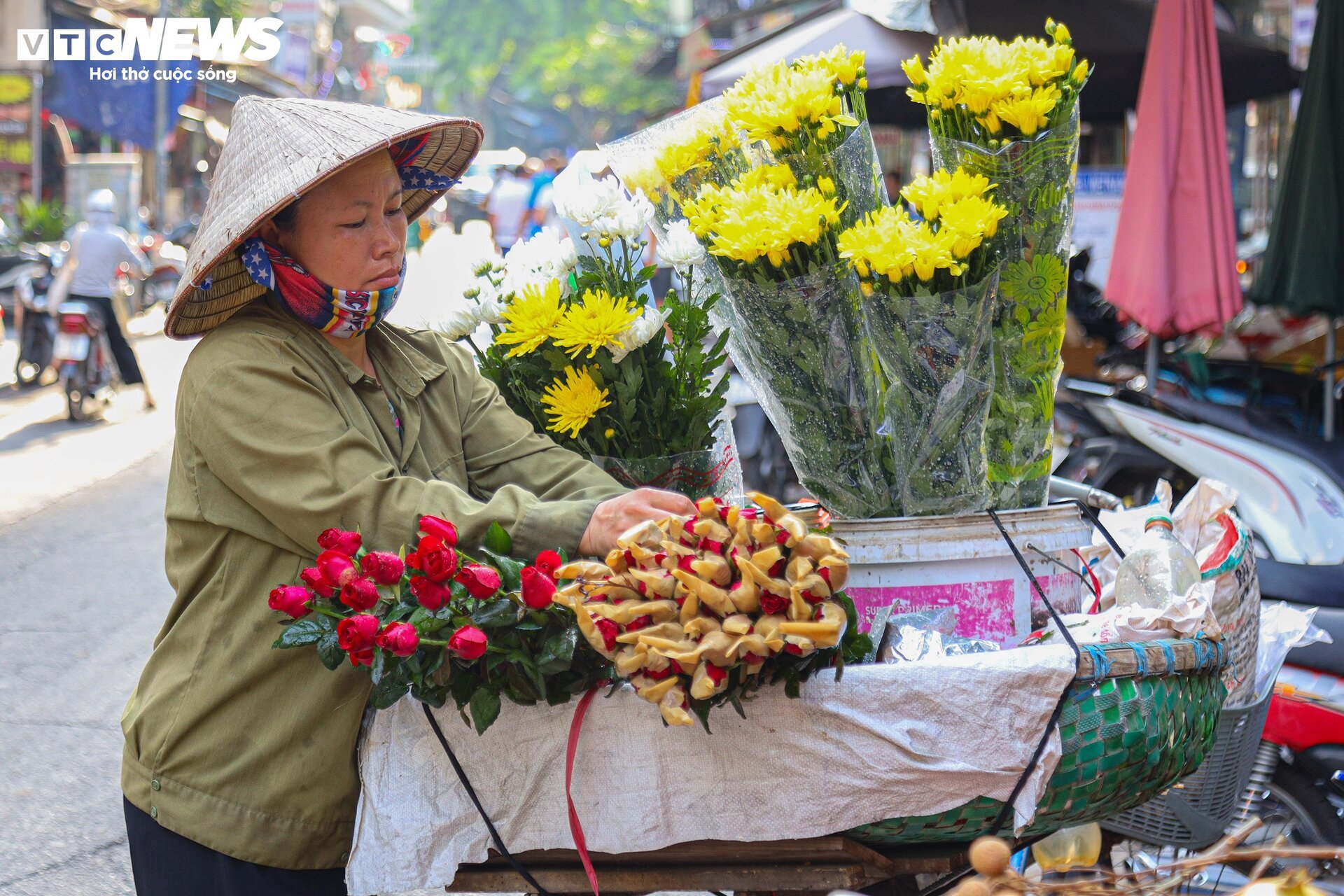 Đồ lễ rằm tháng 7 hút khách, nườm nượp người mua- Ảnh 7.