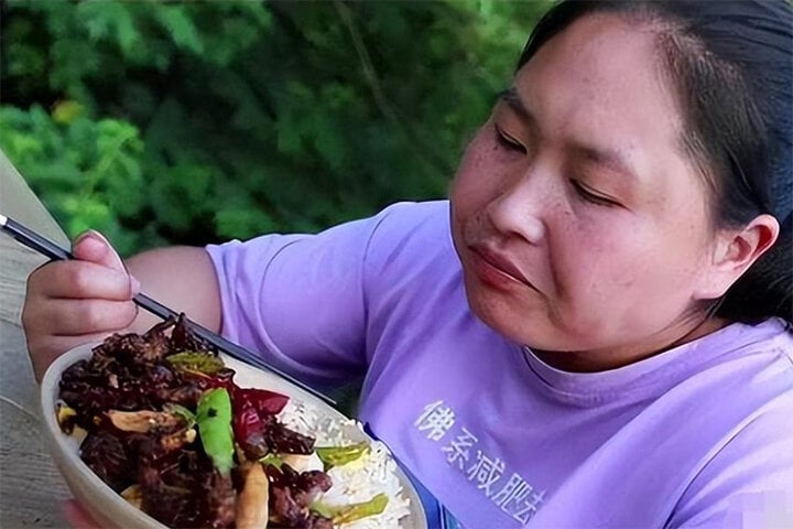 'Thánh mukbang' 33 tuổi trông già như 60 sau 3 năm ăn thùng uống vại- Ảnh 7.