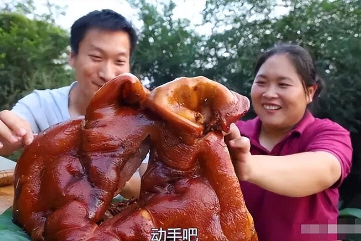 'Thánh mukbang' 33 tuổi trông già như 60 sau 3 năm ăn thùng uống vại- Ảnh 2.