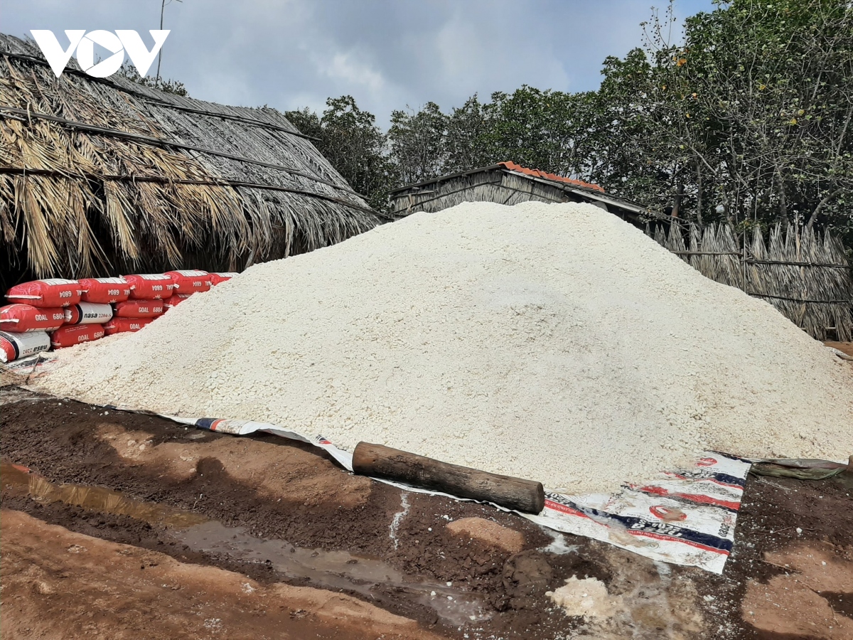 Diêm dân “kêu trời” vì không bán được muối khi giao thông thủy tắc nghẽn- Ảnh 3.