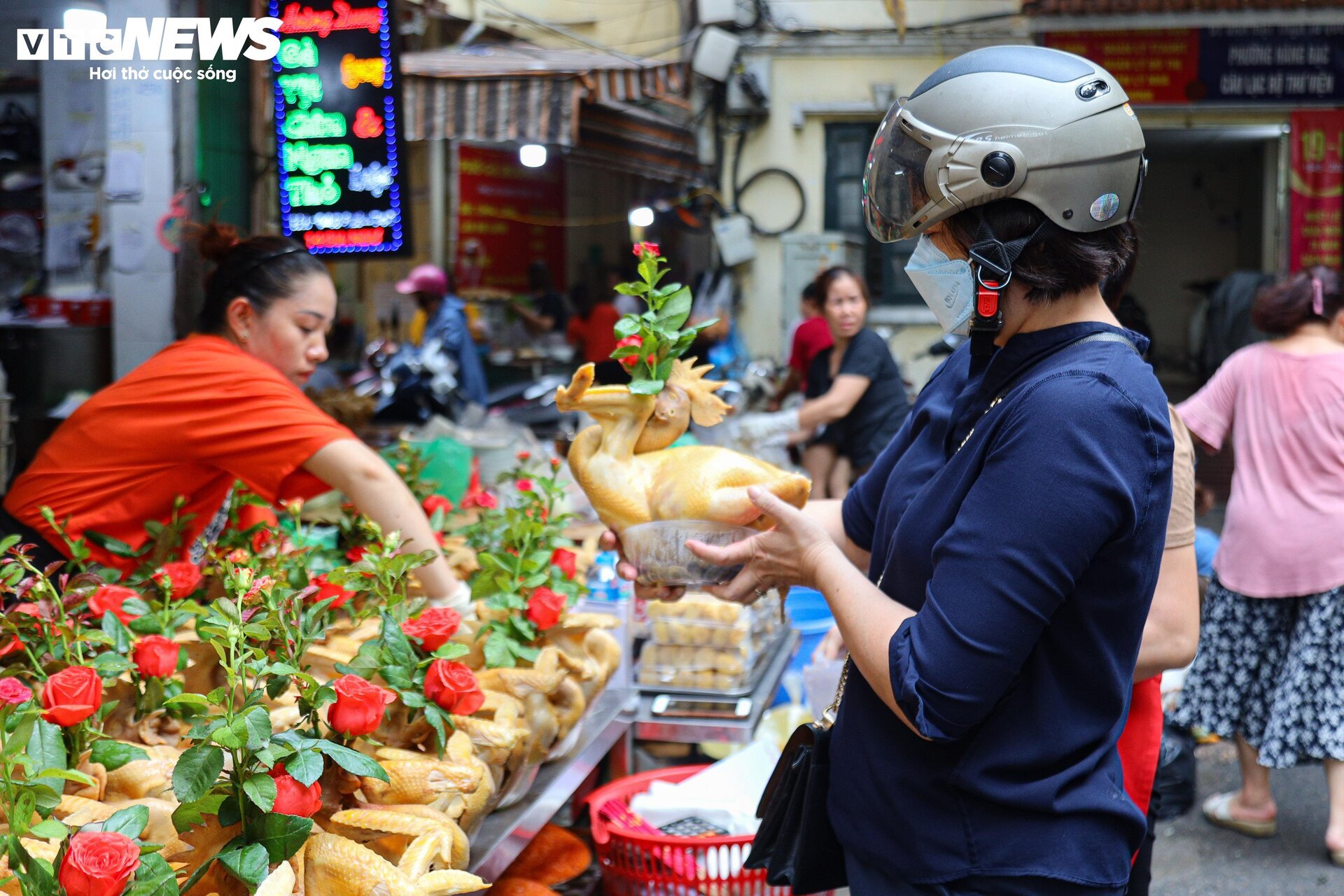 Chợ 'nhà giàu' Hà Nội đỏ lửa xuyên đêm nấu cỗ phục vụ khách rằm tháng 7- Ảnh 5.