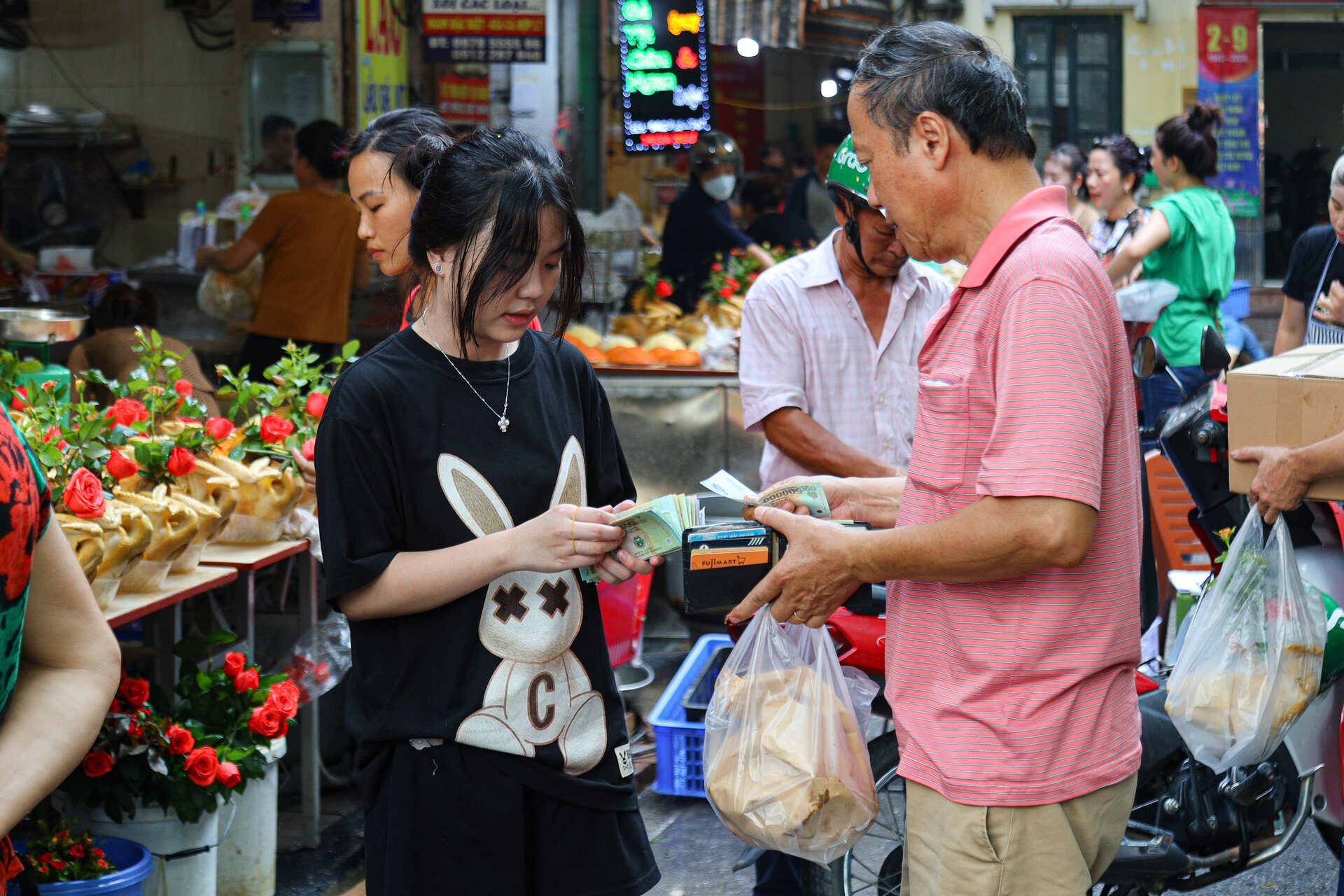 Chợ 'nhà giàu' Hà Nội đỏ lửa xuyên đêm nấu cỗ phục vụ khách rằm tháng 7- Ảnh 6.