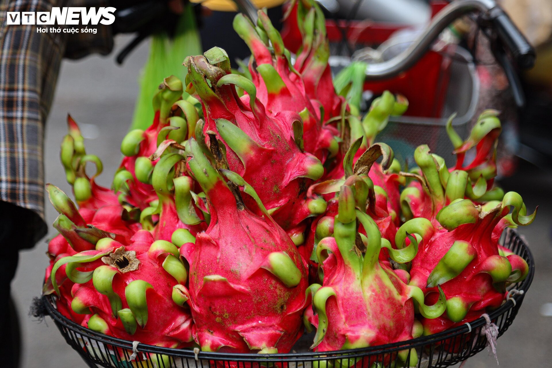 Chợ 'nhà giàu' Hà Nội đỏ lửa xuyên đêm nấu cỗ phục vụ khách rằm tháng 7- Ảnh 18.