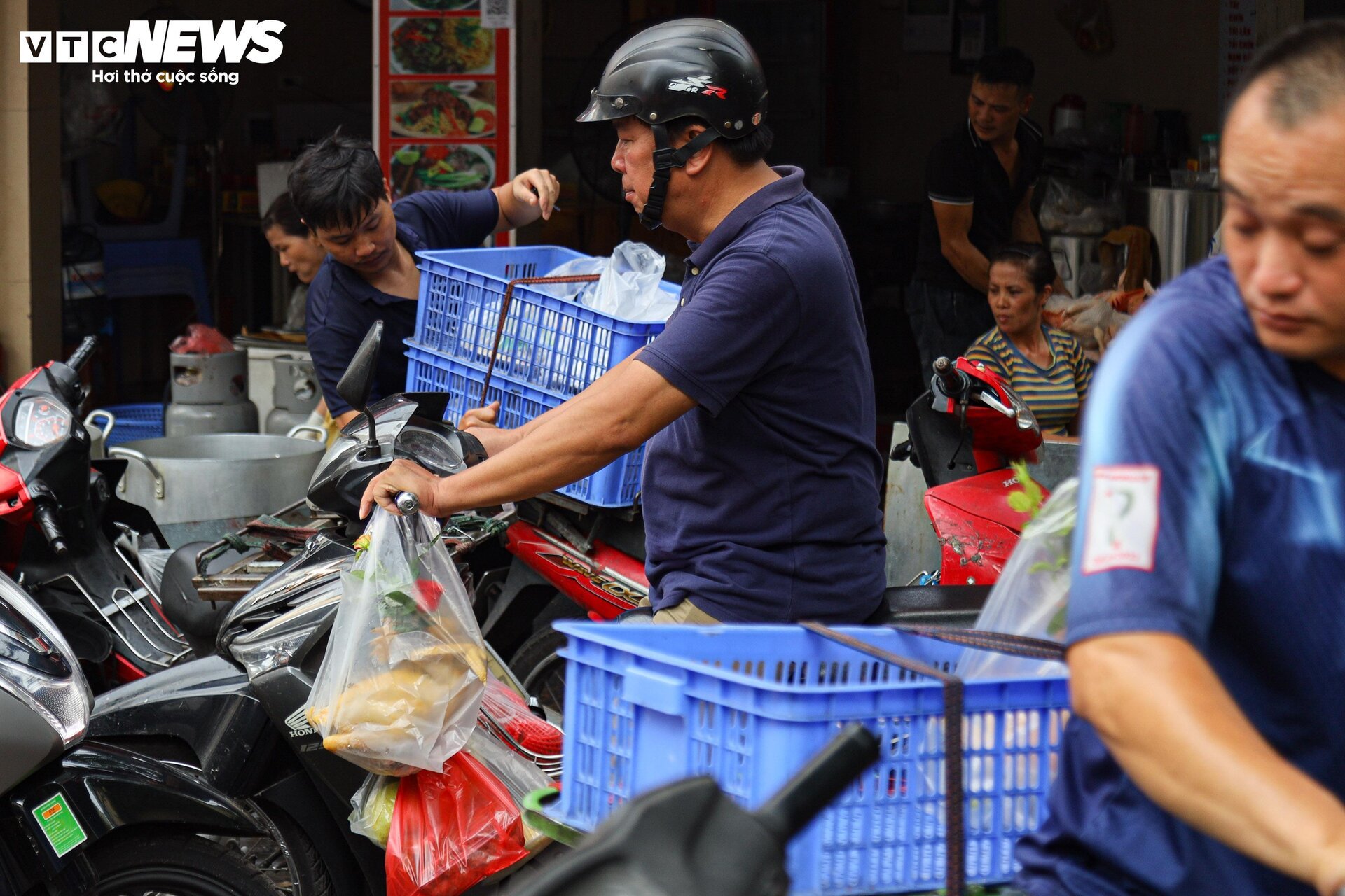 Chợ 'nhà giàu' Hà Nội đỏ lửa xuyên đêm nấu cỗ phục vụ khách rằm tháng 7- Ảnh 21.