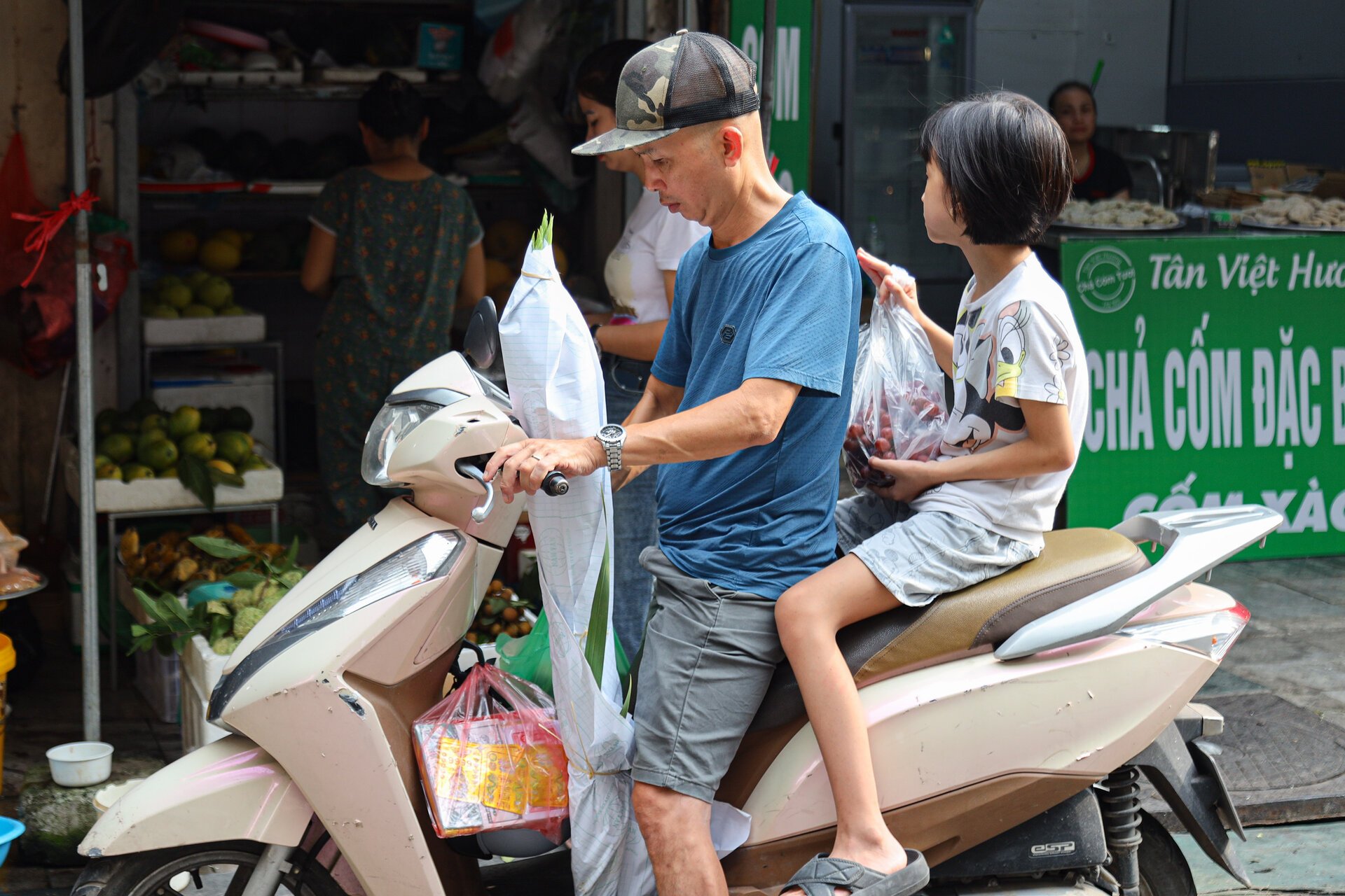 Chợ 'nhà giàu' Hà Nội đỏ lửa xuyên đêm nấu cỗ phục vụ khách rằm tháng 7- Ảnh 20.