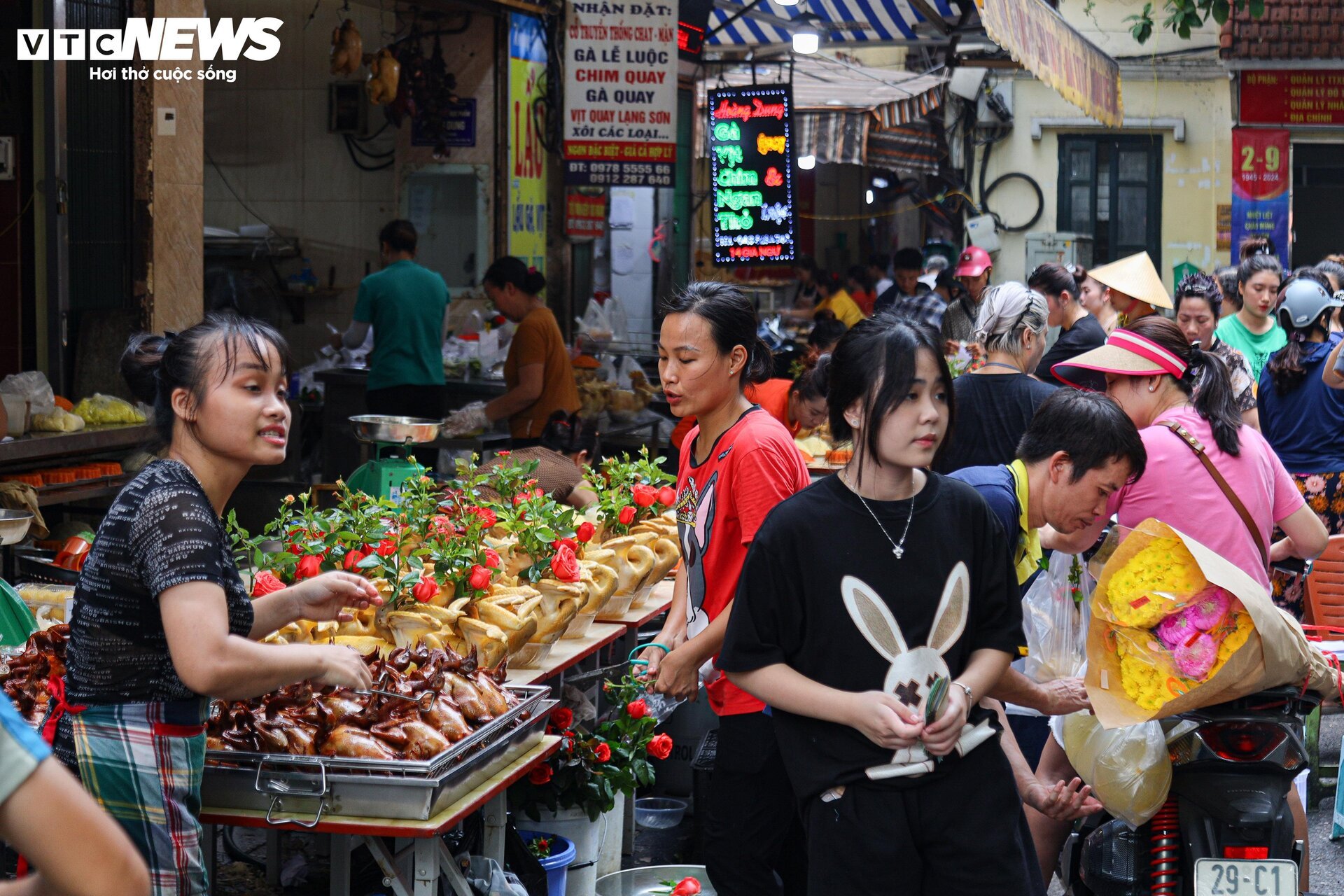 Chợ 'nhà giàu' Hà Nội đỏ lửa xuyên đêm nấu cỗ phục vụ khách rằm tháng 7- Ảnh 2.