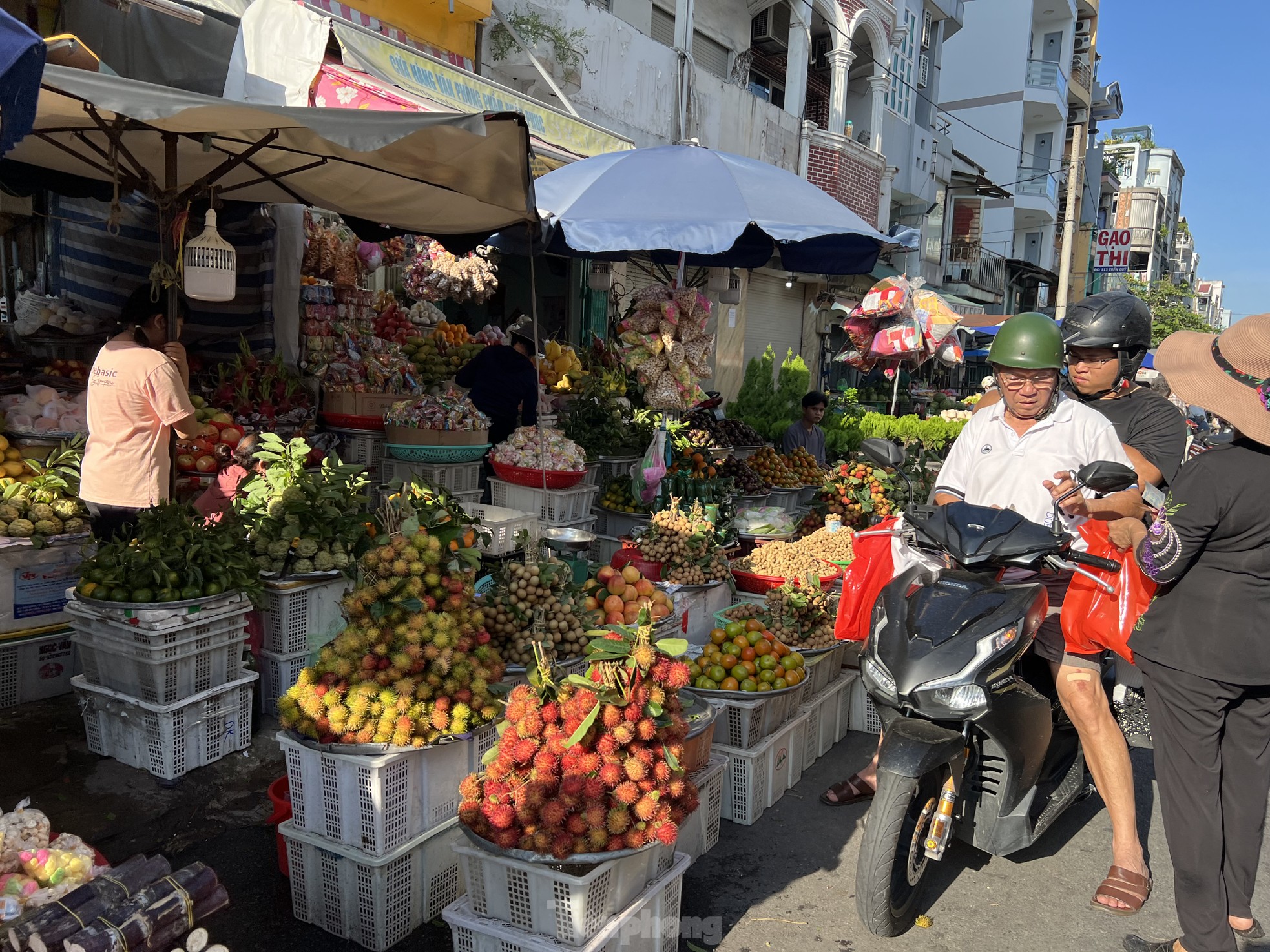 Tiểu thương TPHCM mỏi mắt ngóng khách dịp Rằm tháng 7- Ảnh 2.