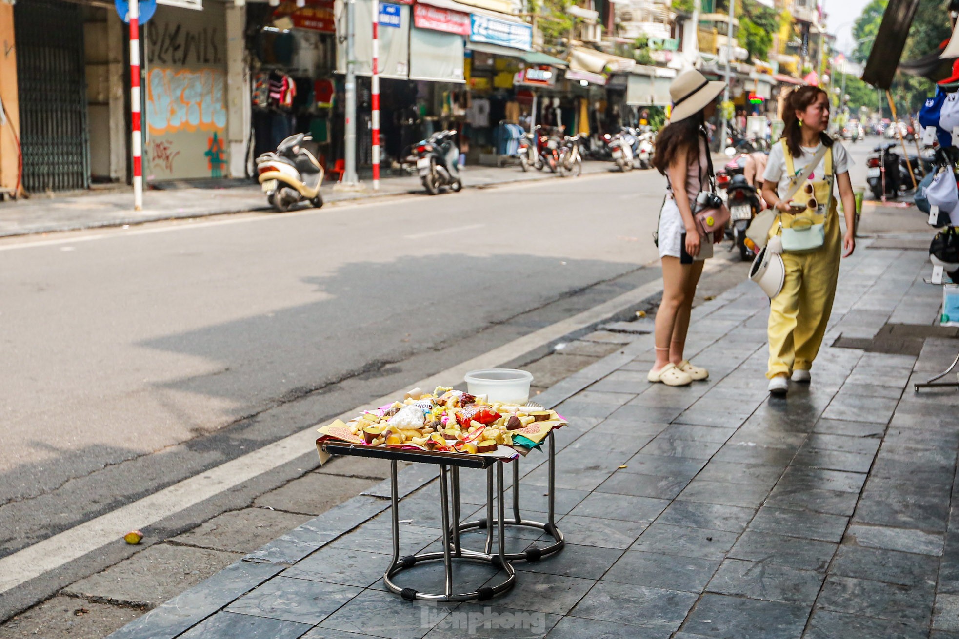 Phố cổ Hà Thành đỏ lửa, nghi ngút khói đốt vàng mã cúng Rằm tháng bảy- Ảnh 1.