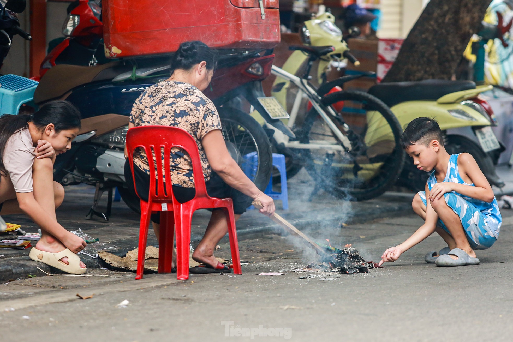 Phố cổ Hà Thành đỏ lửa, nghi ngút khói đốt vàng mã cúng Rằm tháng bảy- Ảnh 11.