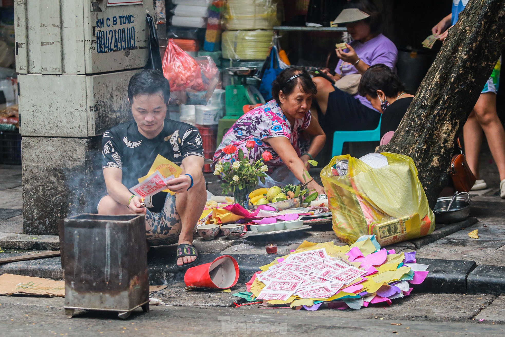 Phố cổ Hà Thành đỏ lửa, nghi ngút khói đốt vàng mã cúng Rằm tháng bảy- Ảnh 12.