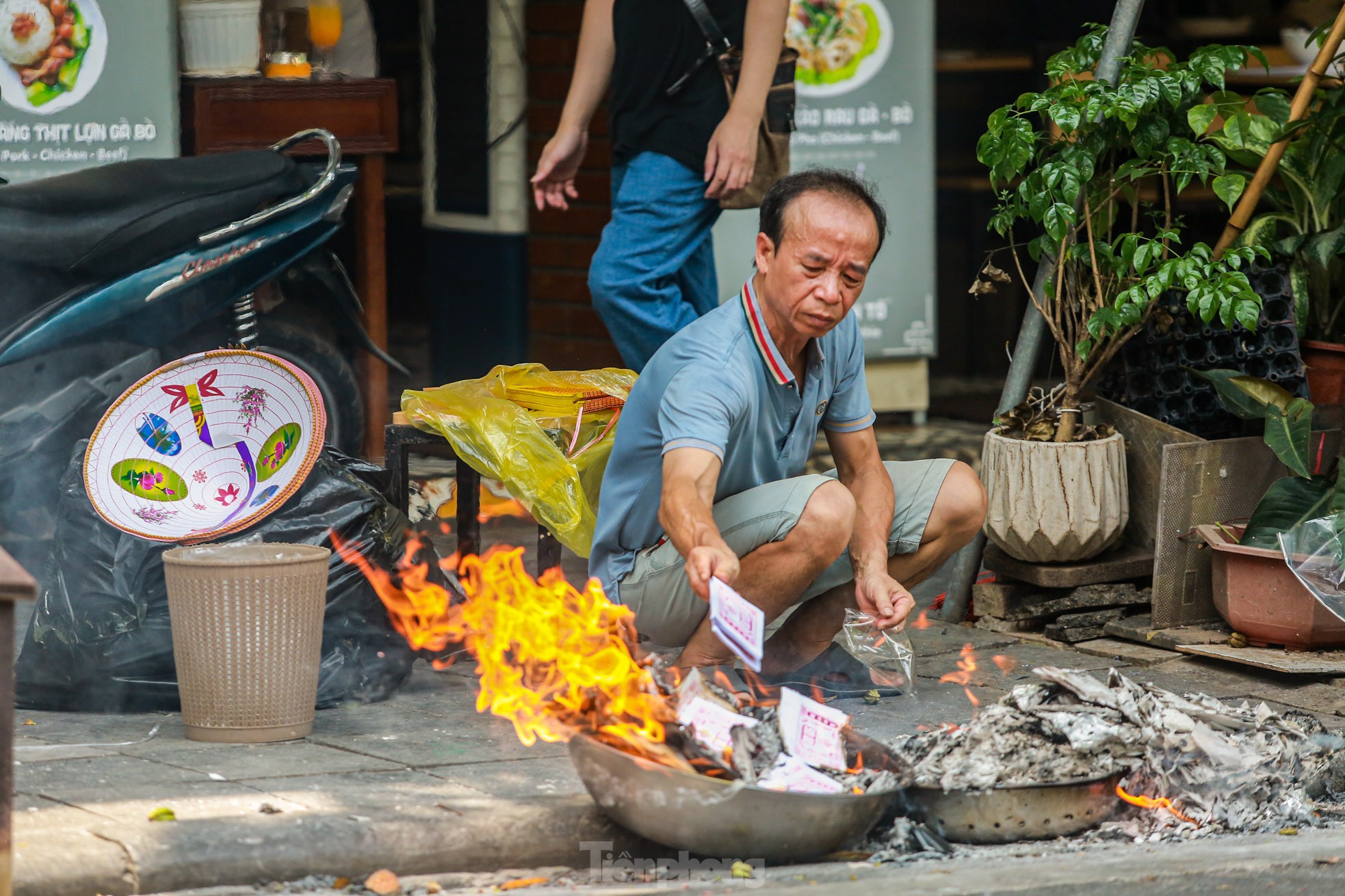 Phố cổ Hà Thành đỏ lửa, nghi ngút khói đốt vàng mã cúng Rằm tháng bảy- Ảnh 20.