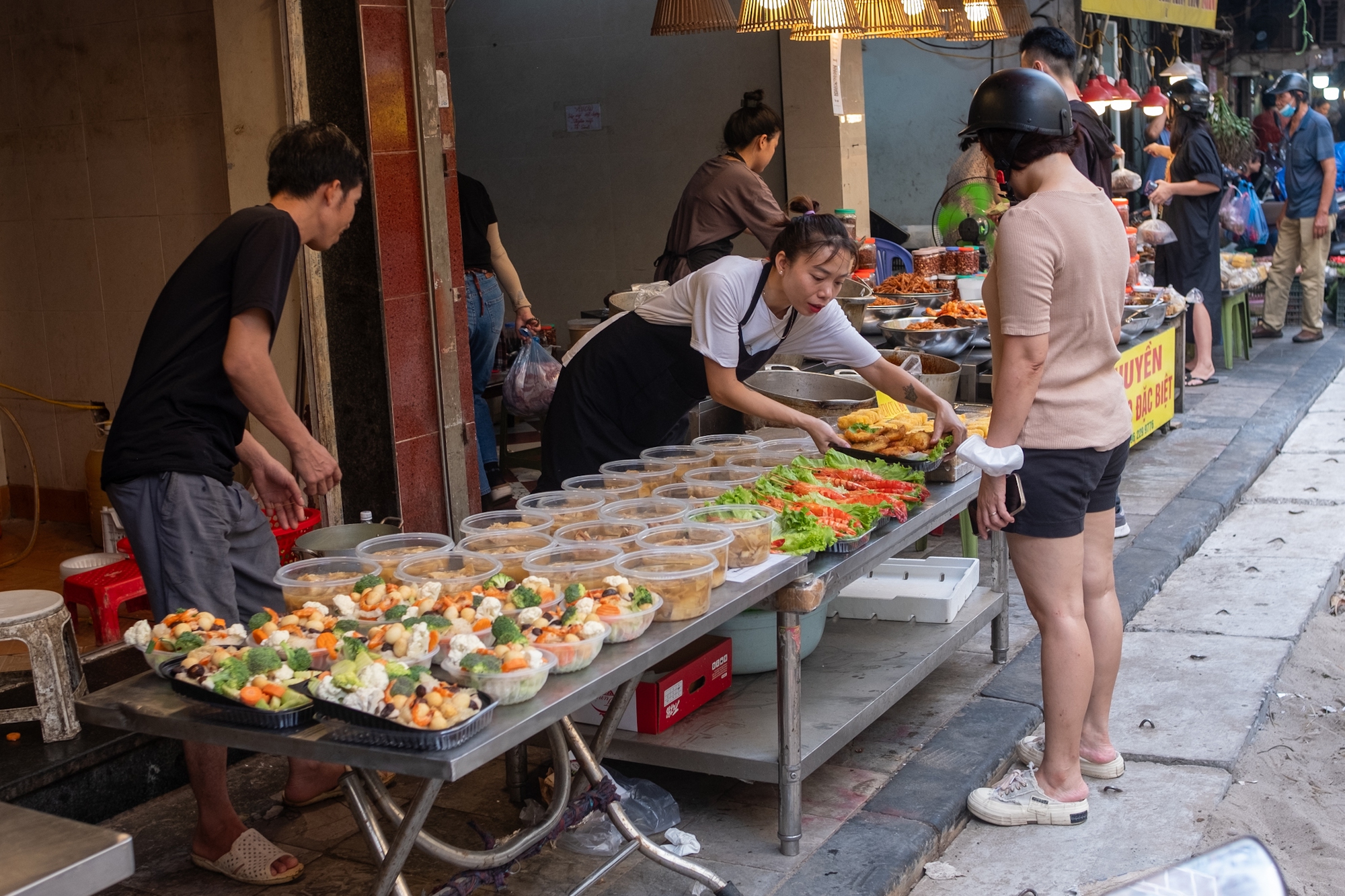 Người Hà Nội chen chân mua đồ lễ ở khu 