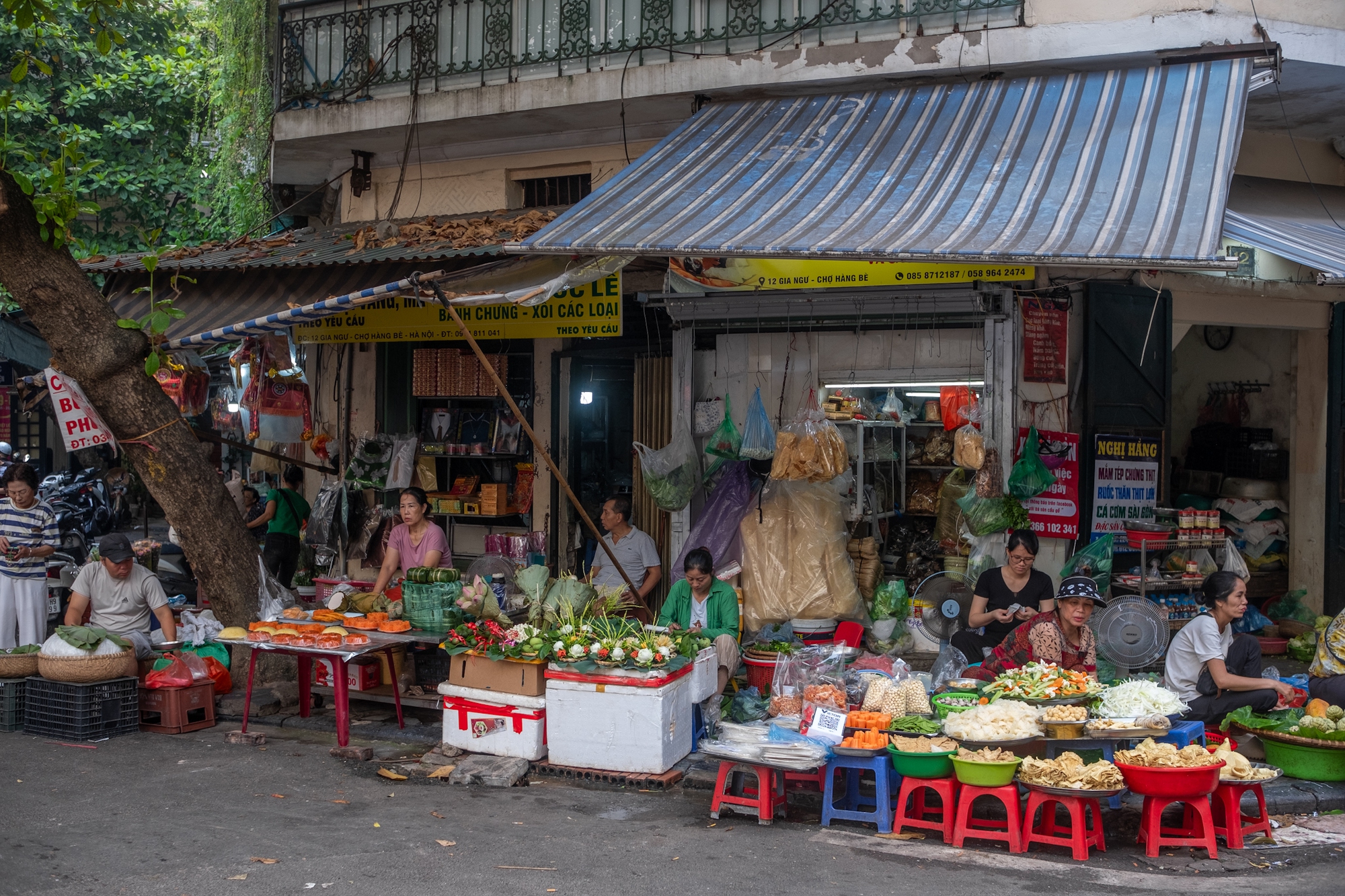 Người Hà Nội chen chân mua đồ lễ ở khu 