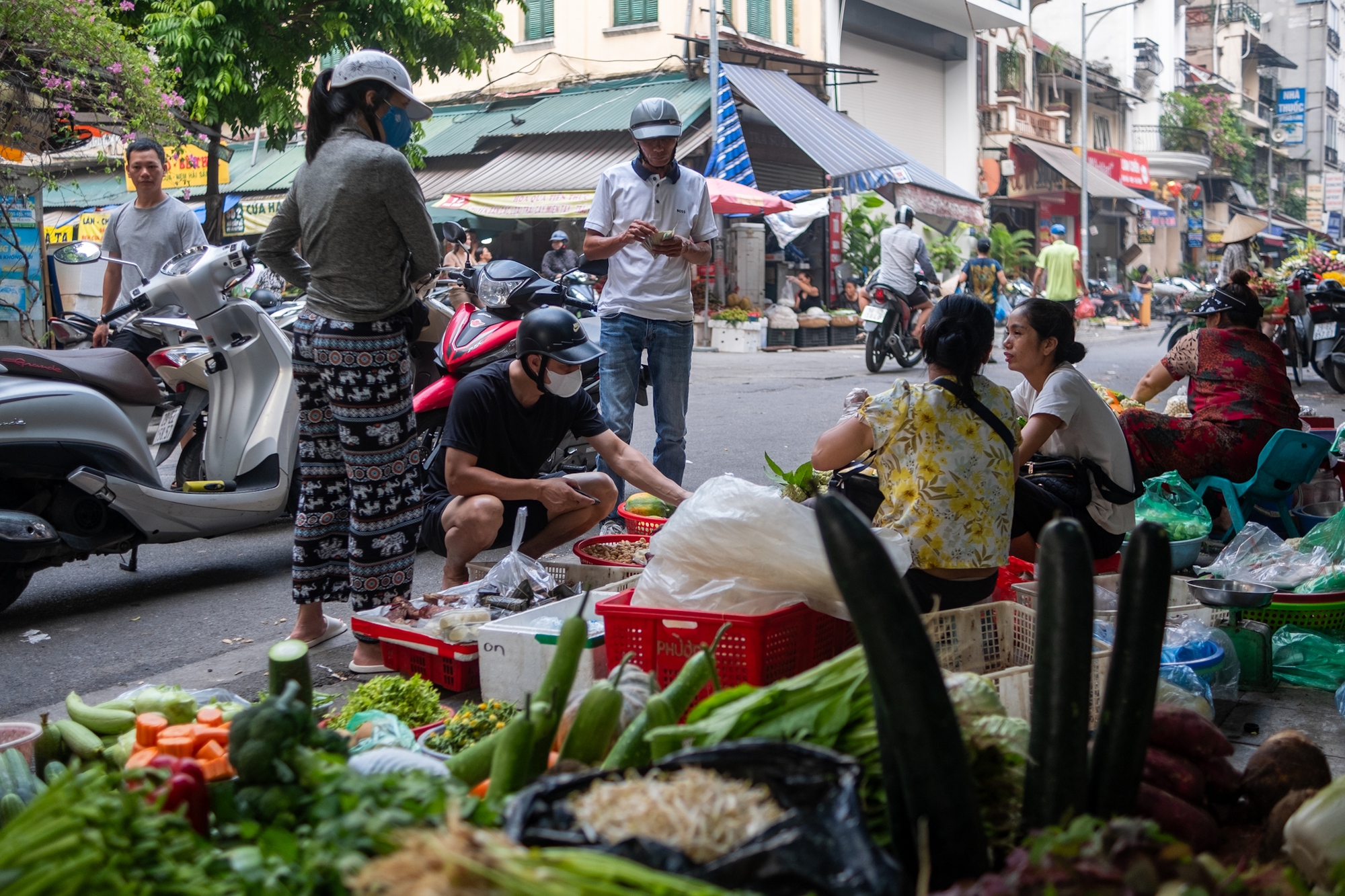 Người Hà Nội chen chân mua đồ lễ ở khu 