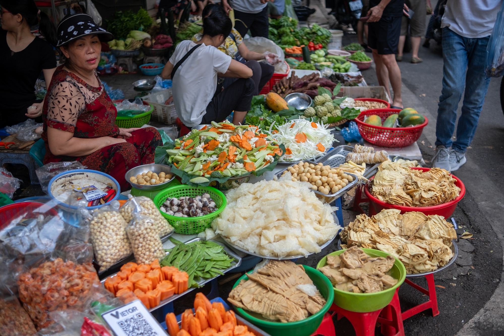 Người Hà Nội chen chân mua đồ lễ ở khu 