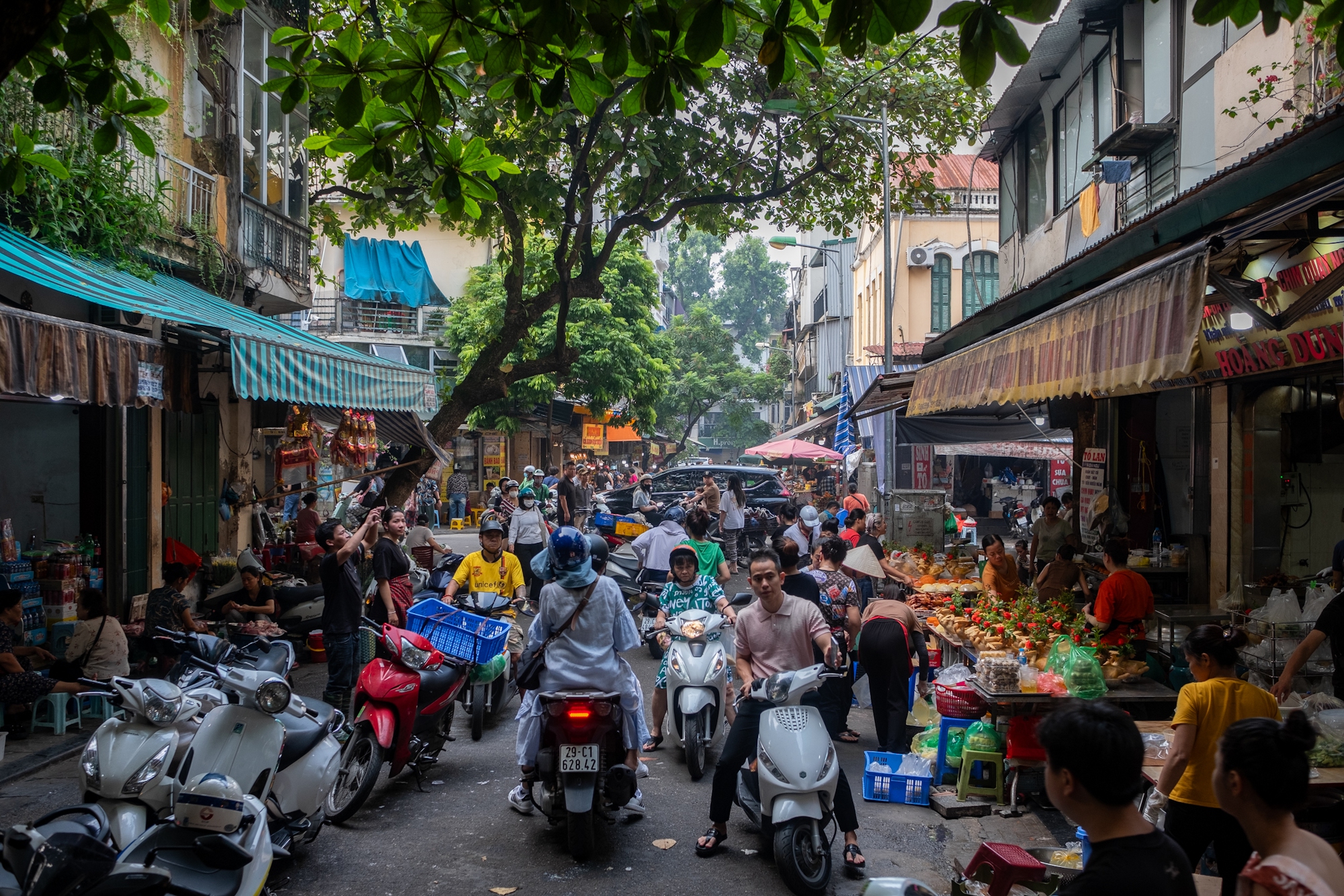 Người Hà Nội chen chân mua đồ lễ ở khu 