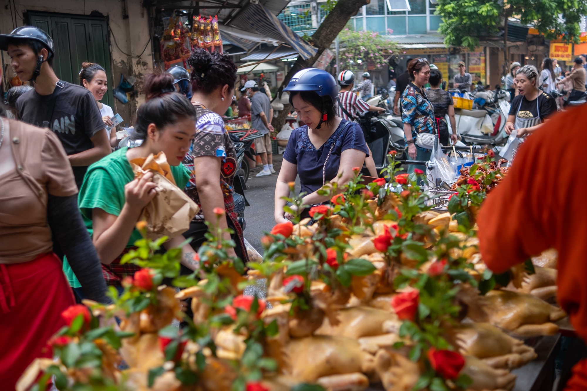 Người Hà Nội chen chân mua đồ lễ ở khu 